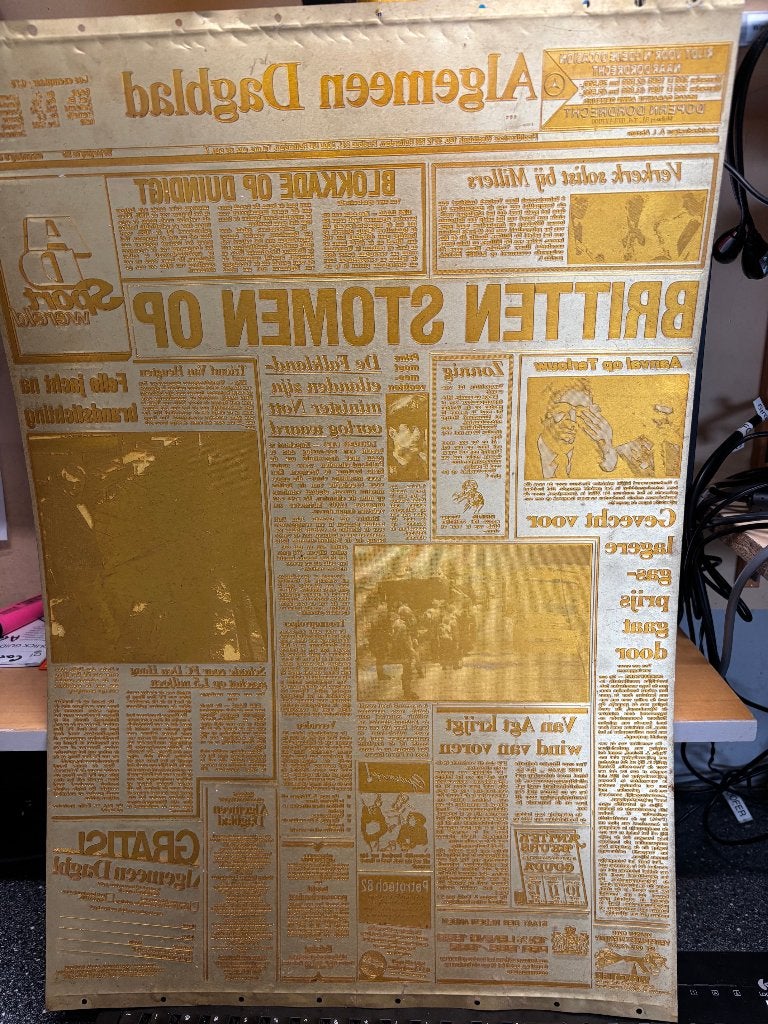 Drukplaat Voorpagina Algemeen Dagblad, Ophalen of Verzenden, 1980 tot heden, Nederland, Krant