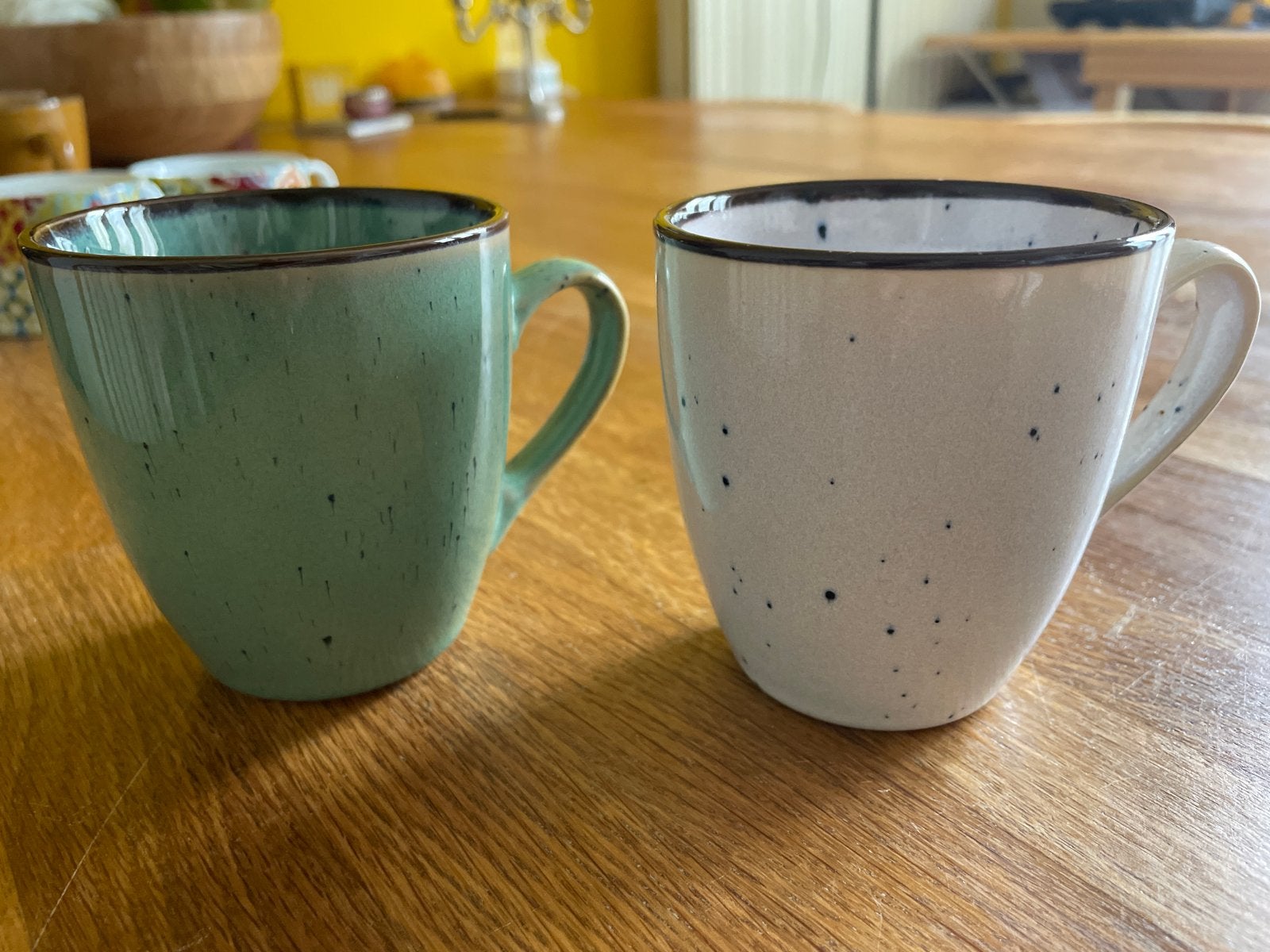 Twee koffiemokken: Groen en Crème met Spikkels, Ophalen, Keramiek, Mok, Zo goed als nieuw