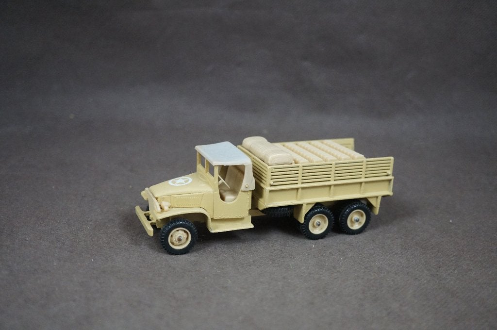 Solido GMC militaire vrachtwagen met jerrycans - 1/50 - TOP, Hobby en Vrije tijd, Modelauto's | 1:50, Ophalen of Verzenden, Zo goed als nieuw