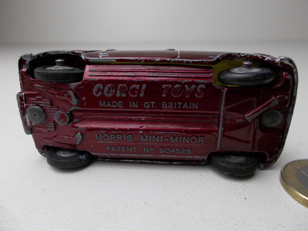 1960 Corgi Toys 226 MORRIS MINI MINOR (Maroon.) -A-., Ophalen of Verzenden, Zo goed als nieuw, Auto, Corgi