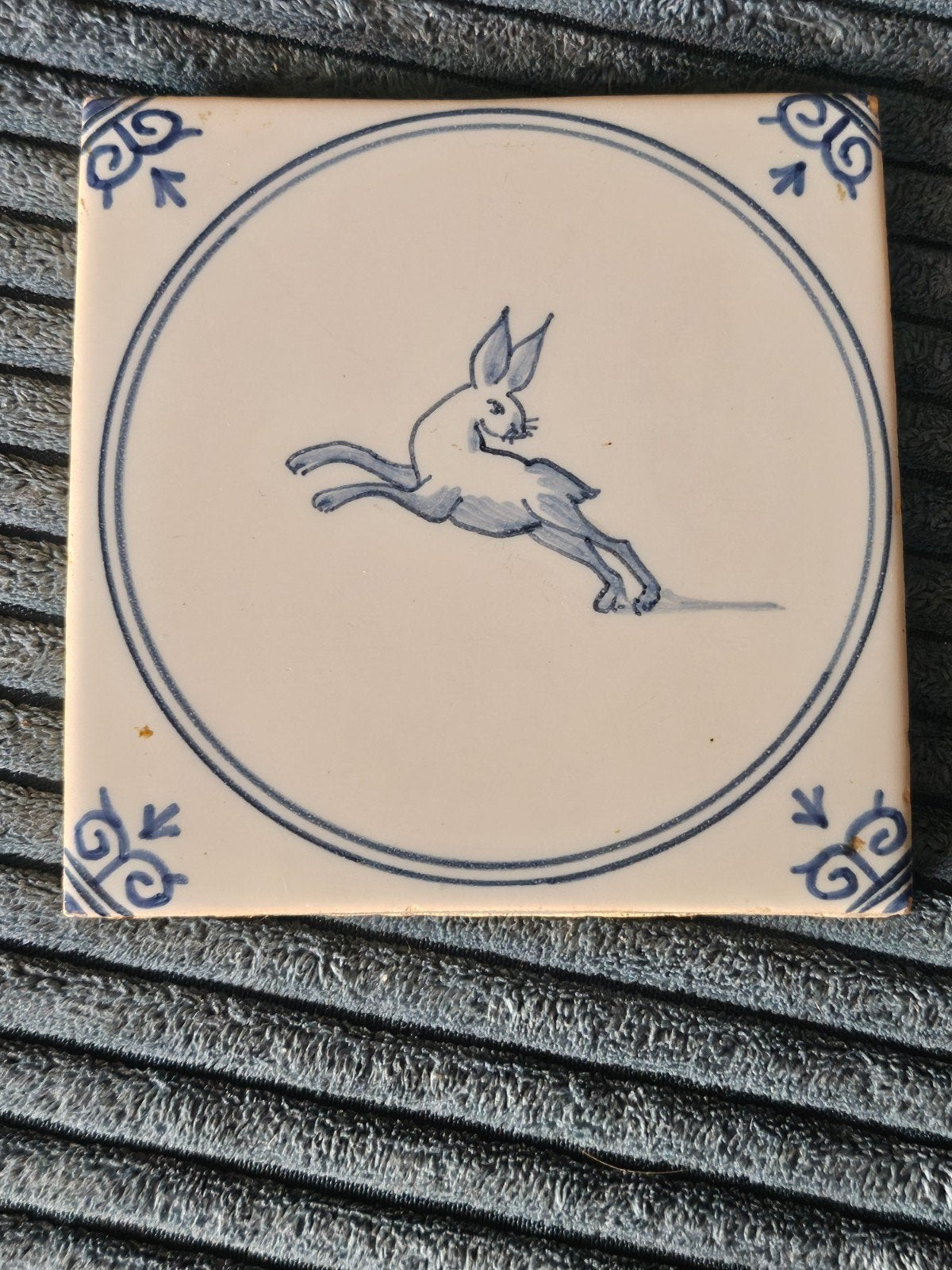 Tichelaar Makkum tegel met haas (1999) - Handgeschilderd, Ophalen of Verzenden