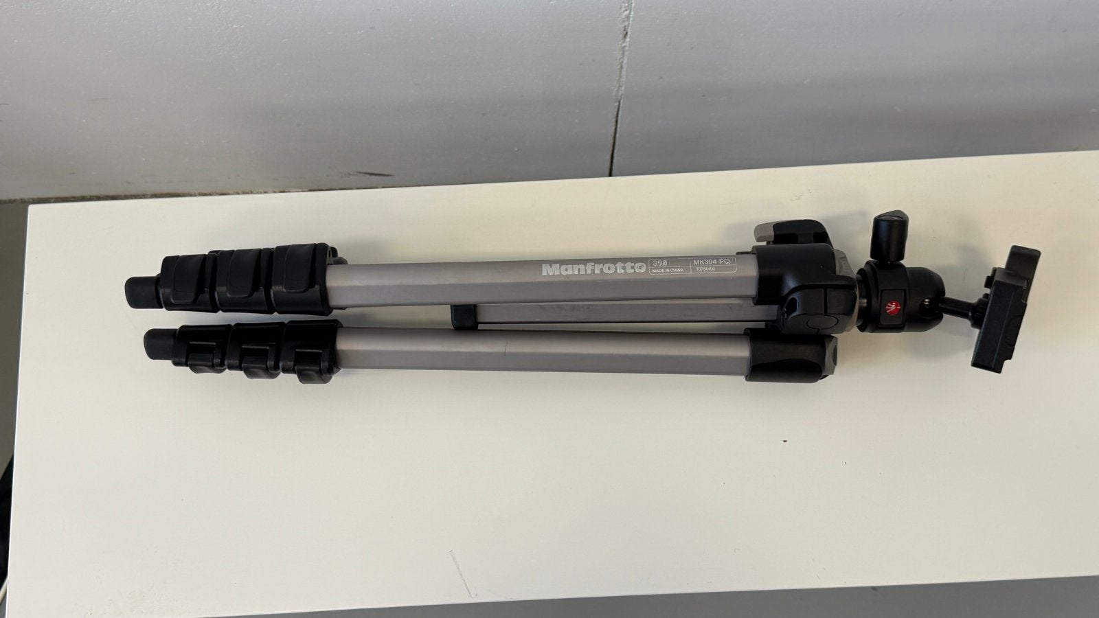 Manfrotto MK394-PQ statief met snelkoppeling + tas, Audio, Tv en Foto, Fotografie | Statieven en Balhoofden, Zo goed als nieuw