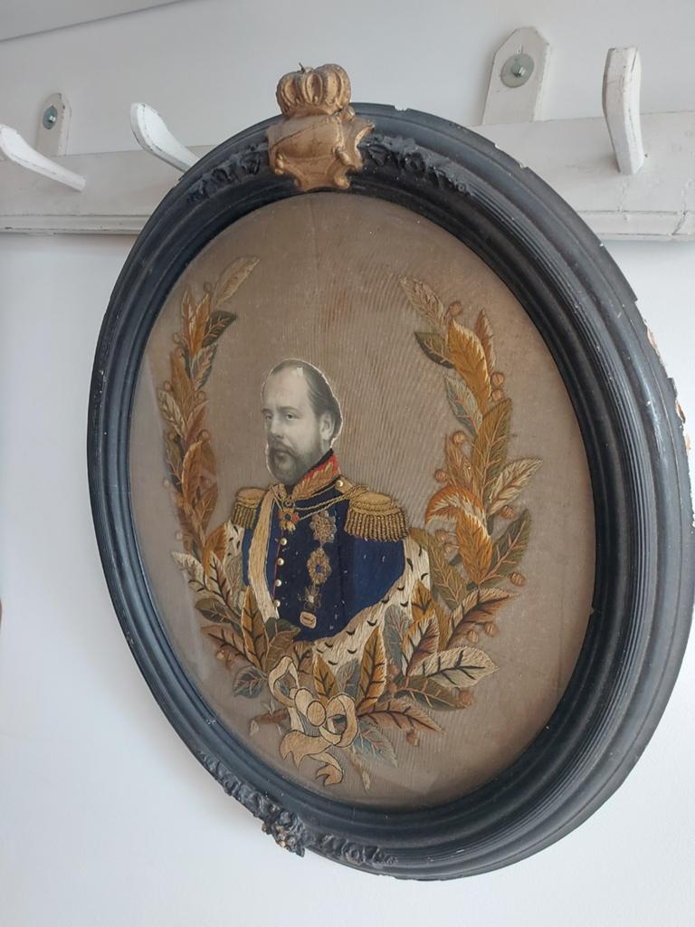Ovaal geborduurde koninklijke memorabele in lijst Willem twe, Ophalen of Verzenden, Kaart, Foto of Prent