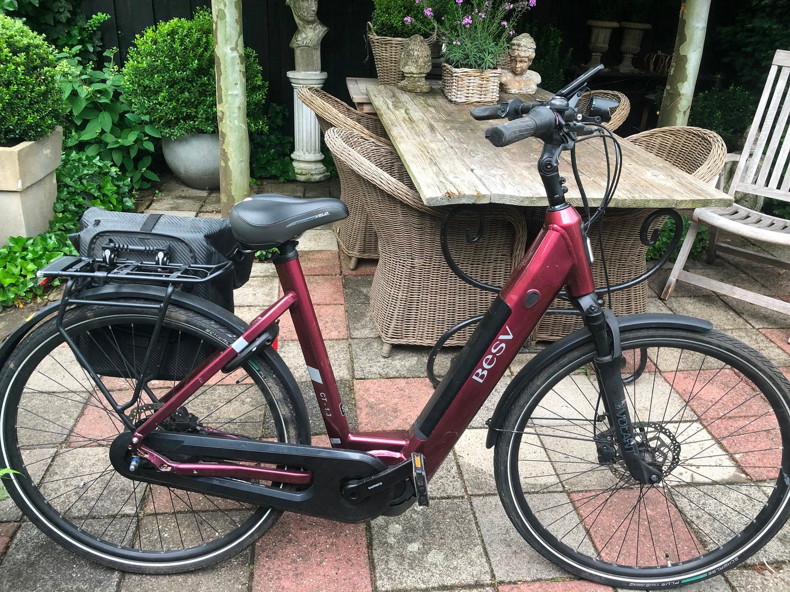 Elektrische   merk: Besv.  Kleur: donker rood., Ophalen, Gebruikt, 50 km per accu of meer, 55 tot 59 cm
