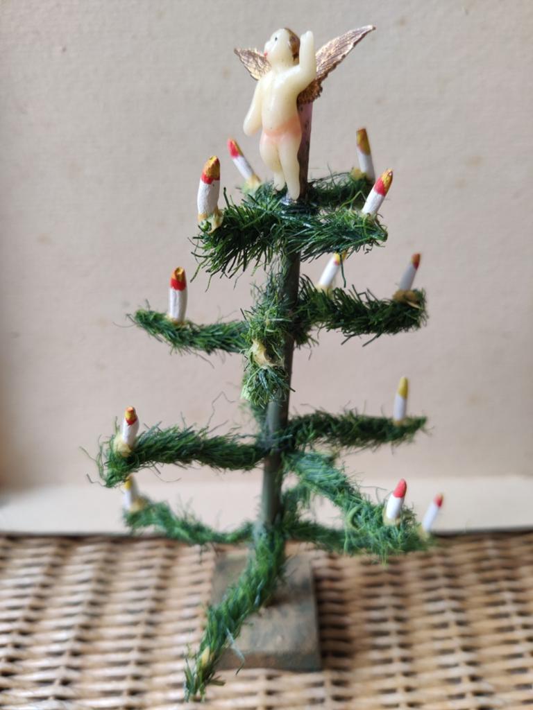Oud kerstboompje met wassen engeltje in de top, Diversen, Ophalen of Verzenden