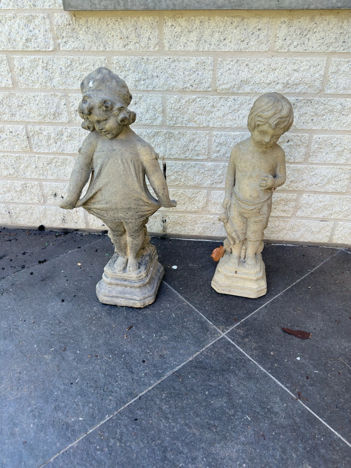 Twee stenen beelden van kinderen voor tuin of decoratie, Ophalen, Groep mensen, Handgemaakt, 20 - 50 cm