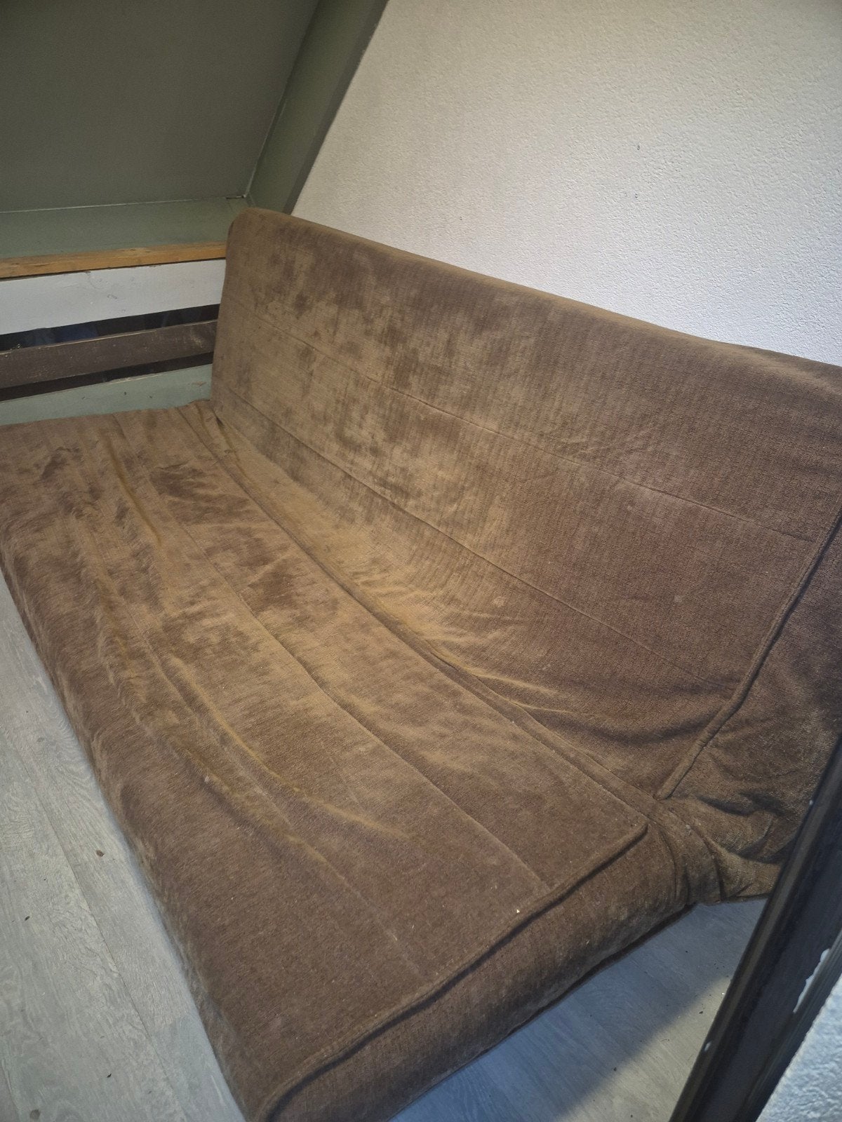 Bruine slaapbank/futon - Compact en functioneel, Gebruikt, Bruin, Ophalen of Verzenden, Overige maten