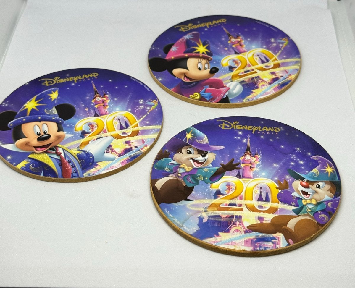 Disneyland Paris 20 jaar jubileum onderzetters setje van 3, Ophalen of Verzenden, Mickey Mouse, Gebruikt, Overige typen