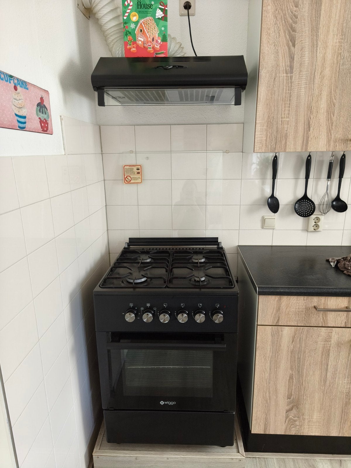 Wiggo gasfornuis met Electrum afzuigkap - Zwart, Ophalen, Grill, 4 kookzones, Zo goed als nieuw