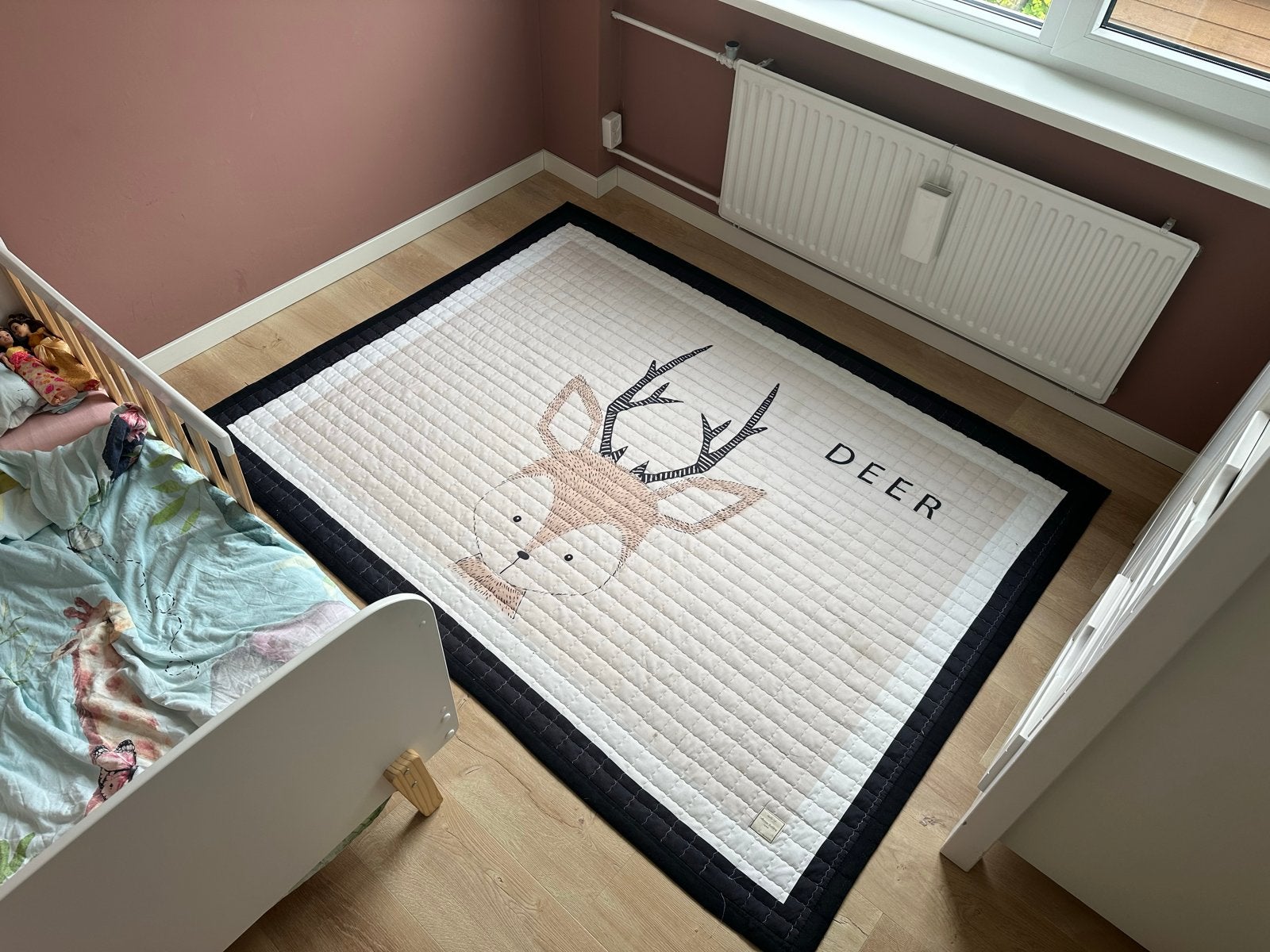 Kinderkleed met hertenprint - Klein vlekje, Ophalen, Gebruikt, 100 tot 150 cm, Beige