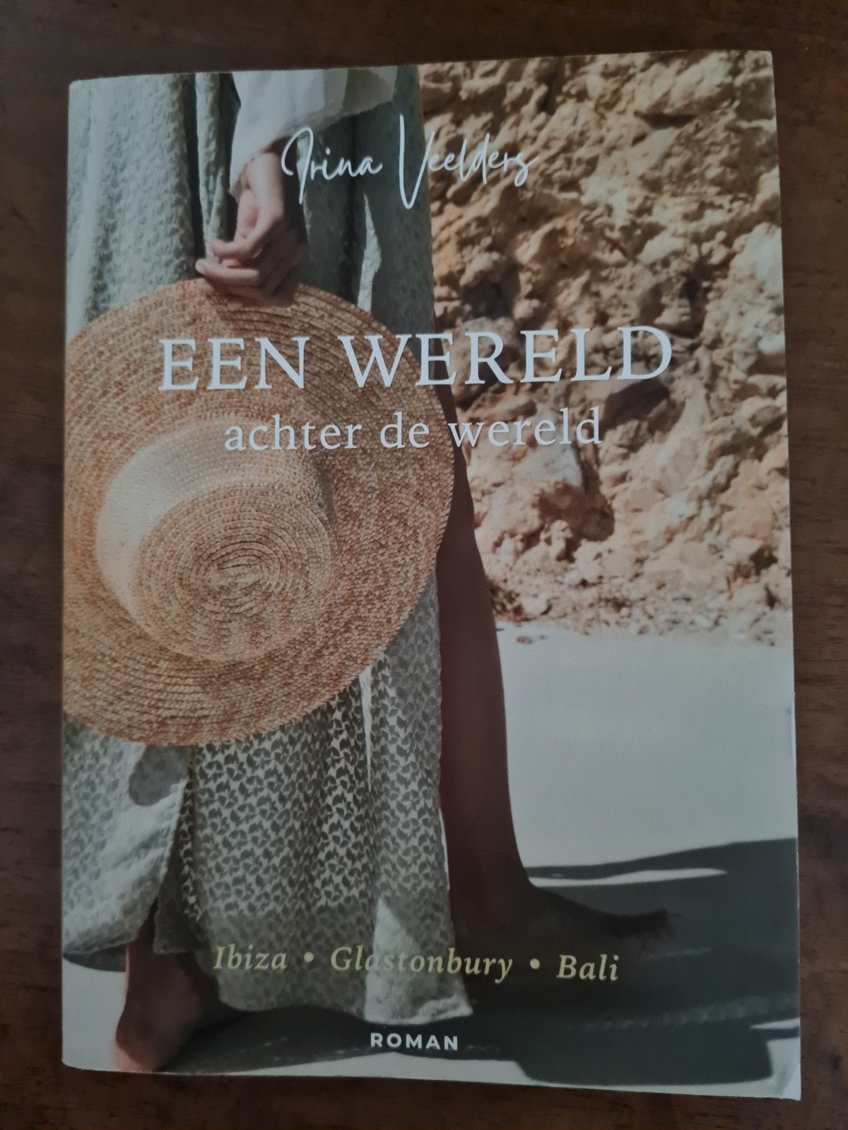 Irina Veelders - Een wereld achter de wereld, Ophalen of Verzenden, Zo goed als nieuw, Irina Veelders