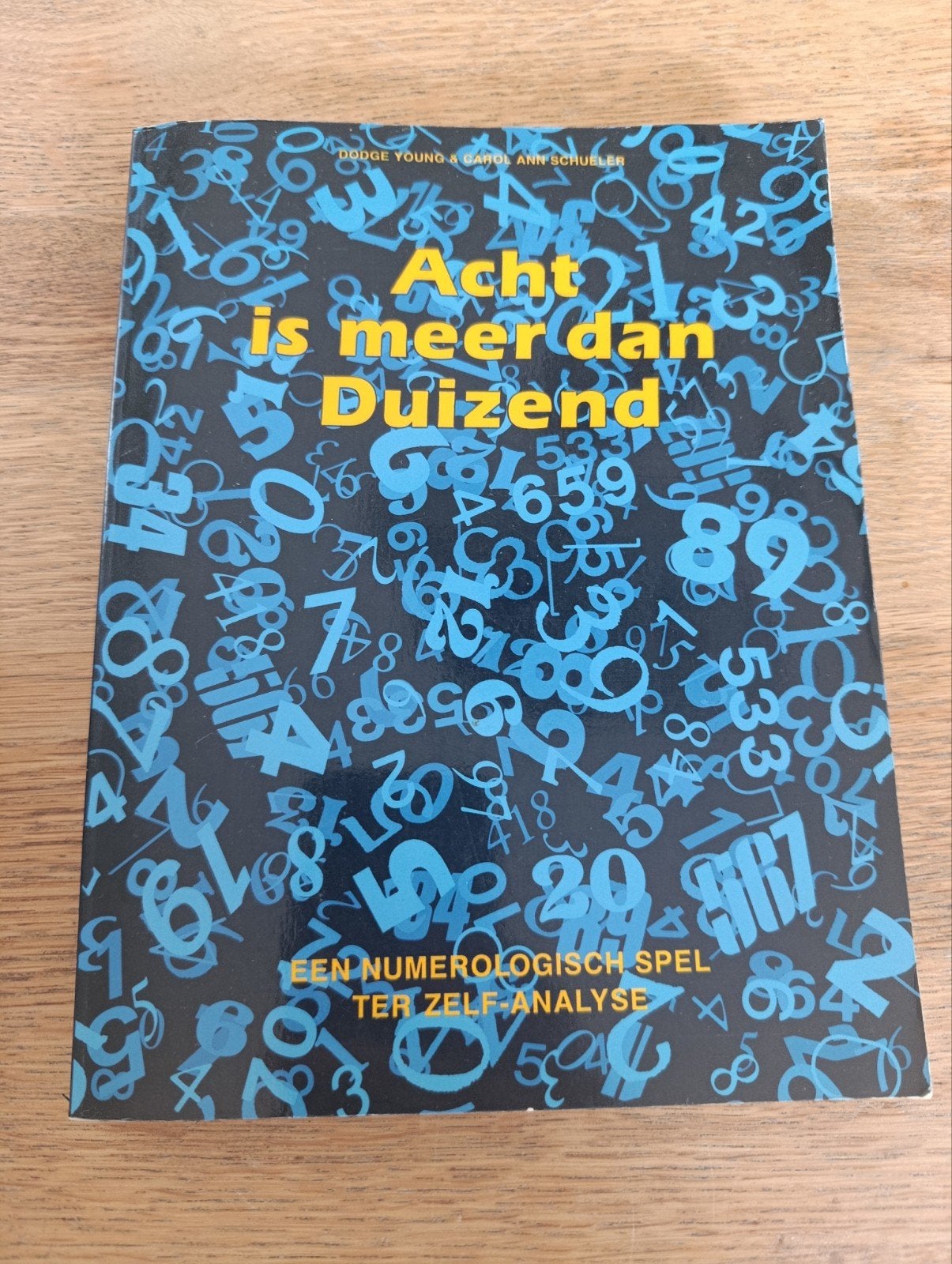 Dodge Young & Carol Ann Schueler, Acht is meer dan Duizend,, Ophalen of Verzenden, Zo goed als nieuw, Achtergrond en Informatie