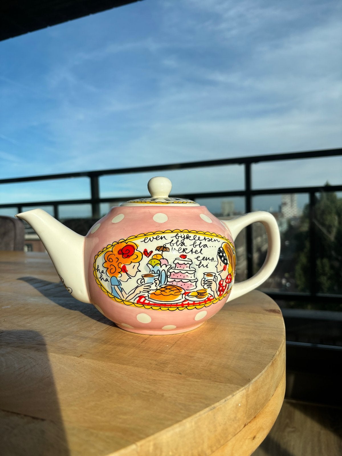 Blond Amsterdam theepot roze met stippen en illustraties, Gebruikt, Keramiek, Ophalen of Verzenden, Theepot