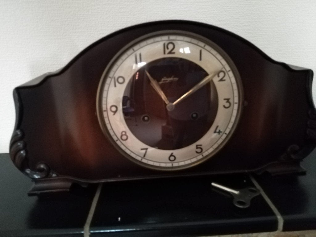Vintage houten schouwklok (Junghans) met opwindsleutel, Antiek en Kunst, Ophalen
