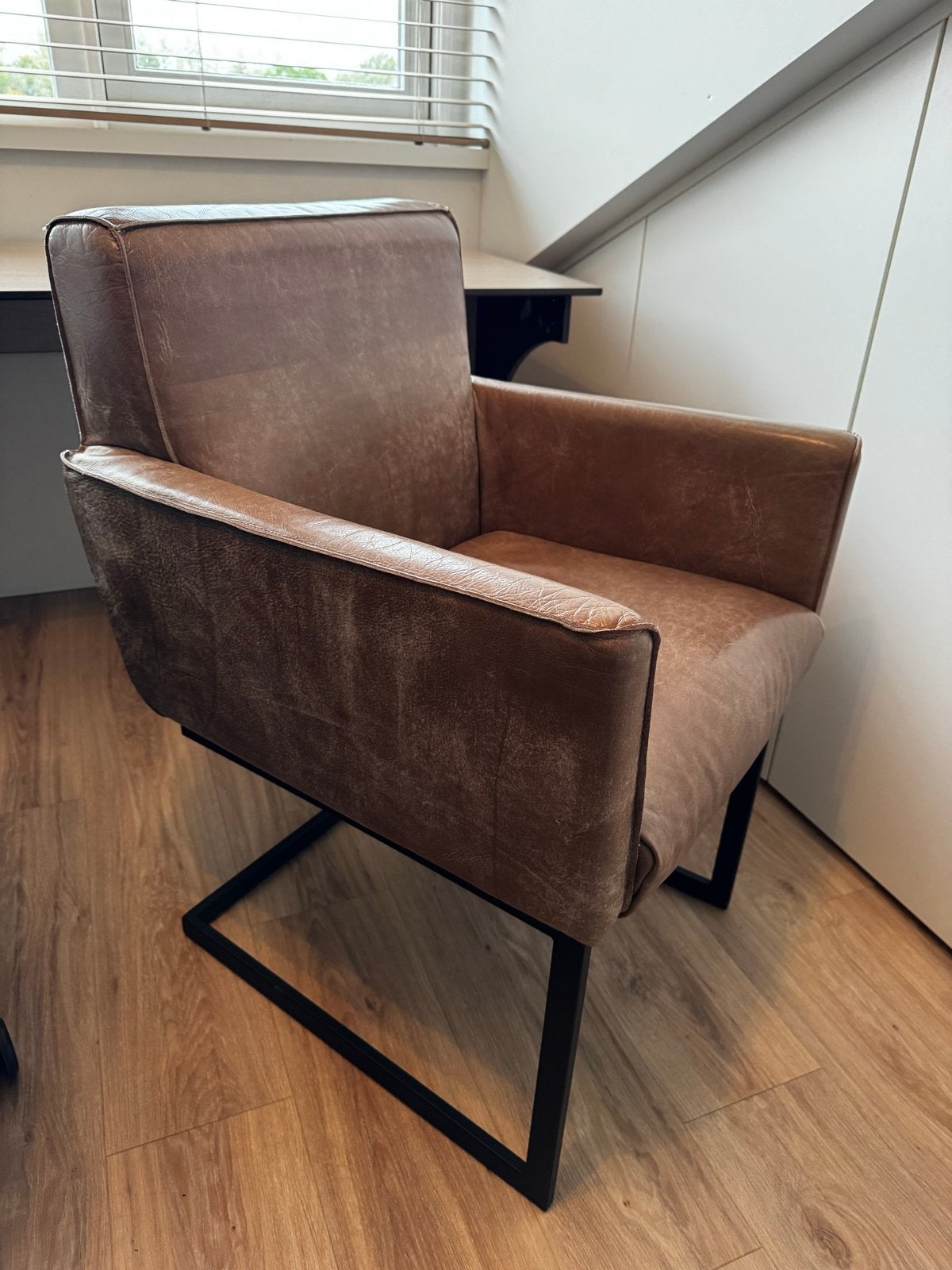 Moderne eetkamerstoelen met armleuning en sledeframe, Ophalen, Twee, Bruin, Zo goed als nieuw
