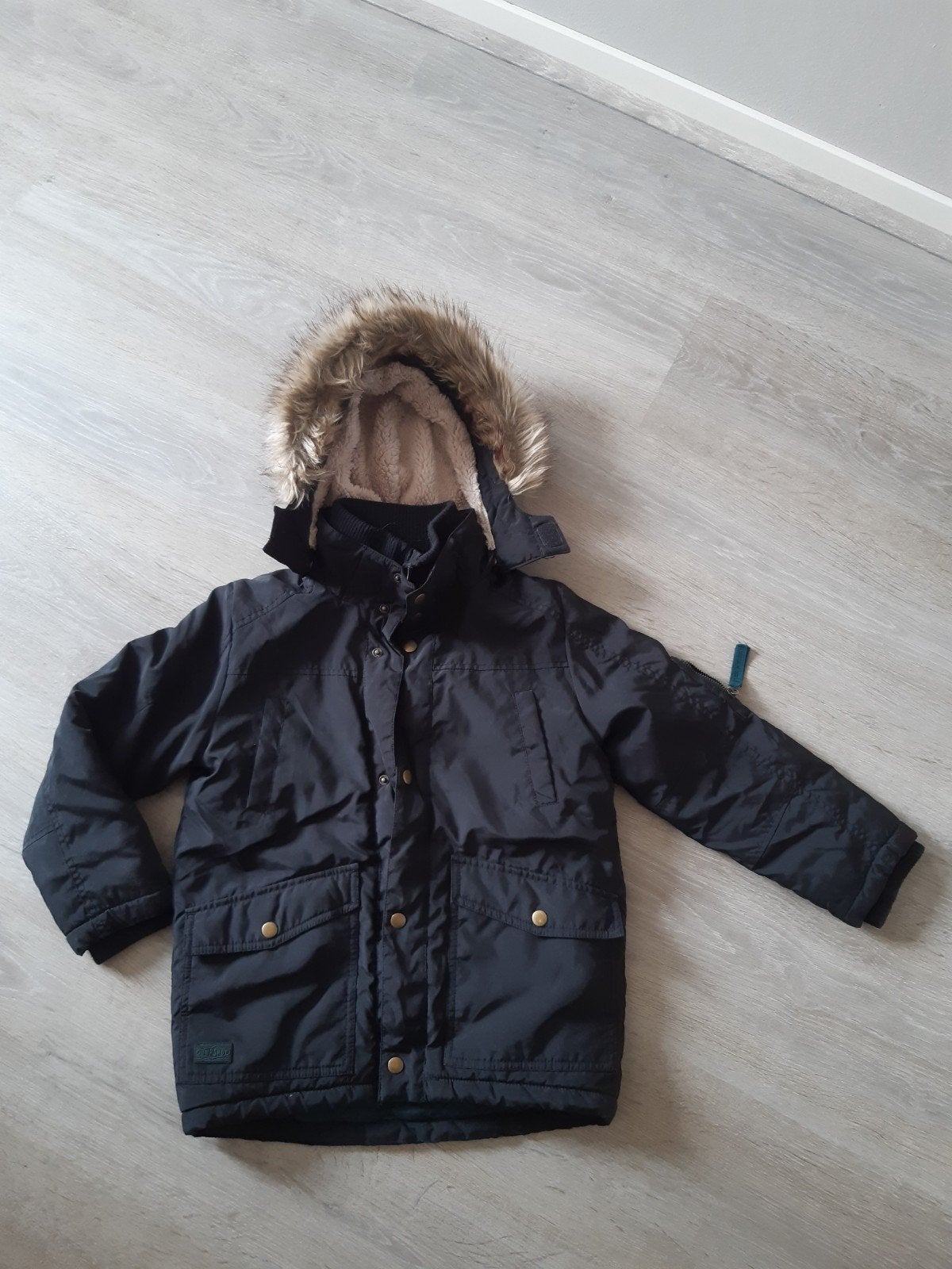 Zwarte winterjas maat 128 met teddy voering, Ophalen of Verzenden, Zo goed als nieuw, Jongen of Meisje, Jas