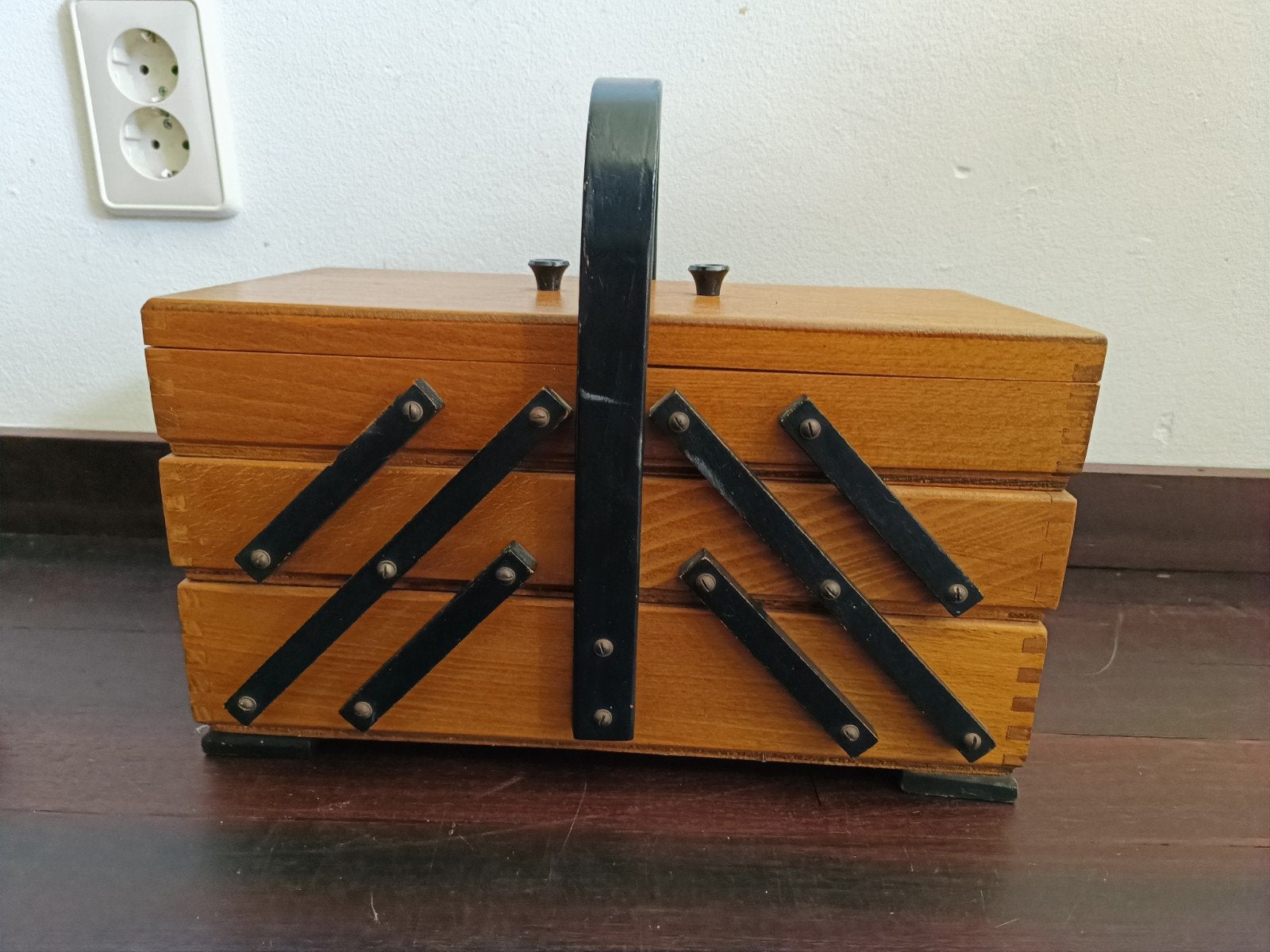 Vintage houten naaidoos met uitschuifbare vakken, Ophalen of Verzenden, Gebruikt, Overige typen
