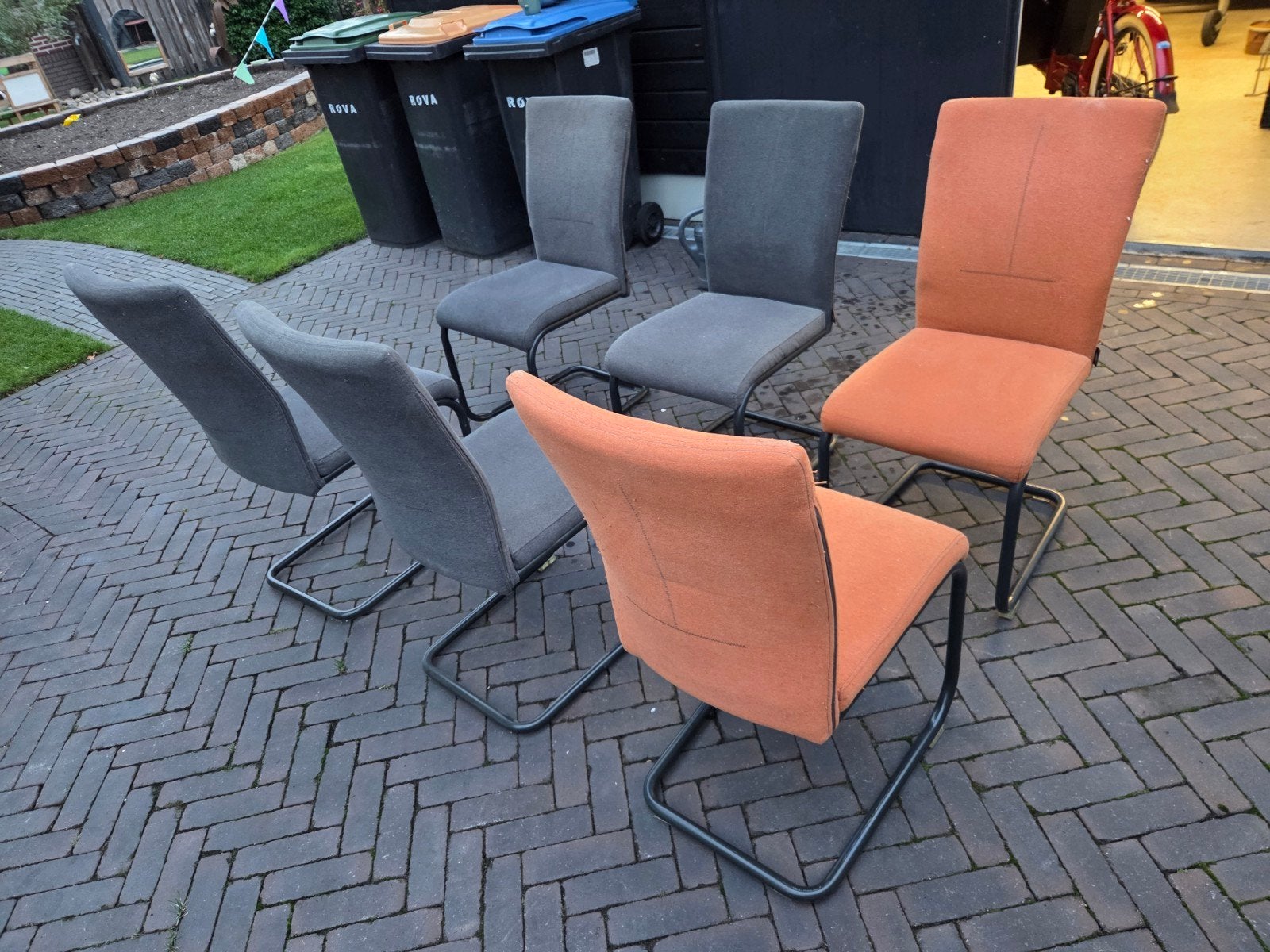 Set van 6 eetkamerstoelen: 4 grijs, 2 oranje, Huis en Inrichting, Stoelen, Ophalen, Gebruikt, Overige kleuren, Modern, Sledeframe