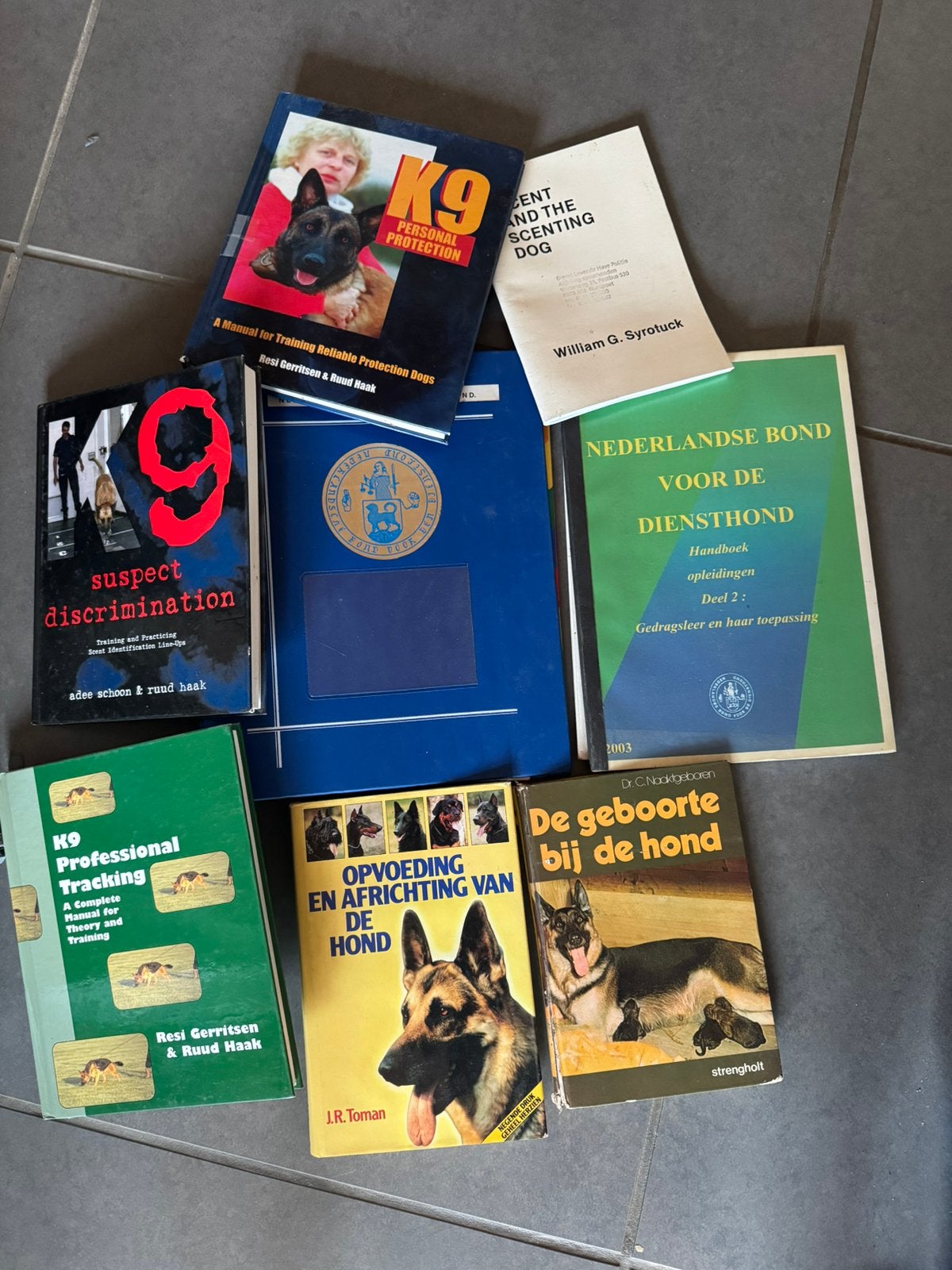 K9 honden en honden opvoedings africhting boeken, Ophalen of Verzenden, Zo goed als nieuw
