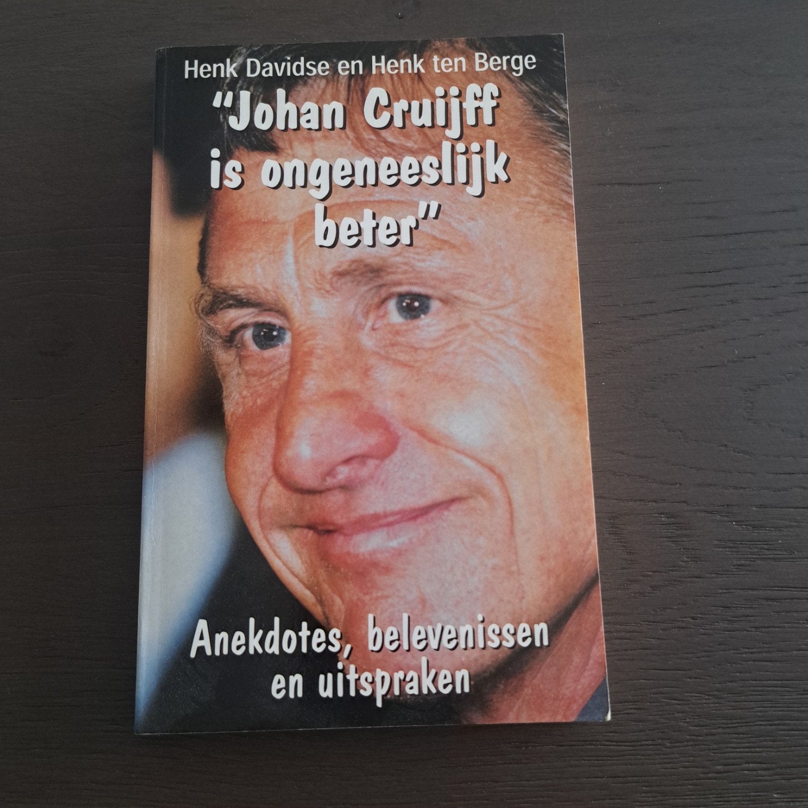 Johan Cruijff is ongeneeslijk beter - Boek, Boeken, Ophalen of Verzenden, Gelezen, Henk Davidse en Henk ten Berge, Balsport