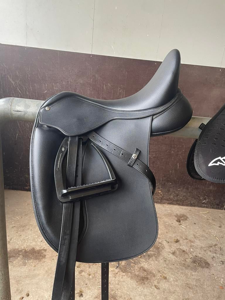 Wintec dressuurzadel 16,5 inch, Dieren en Toebehoren, Paarden en Pony's | Zadels, Ophalen of Verzenden, Zo goed als nieuw, Dressuur