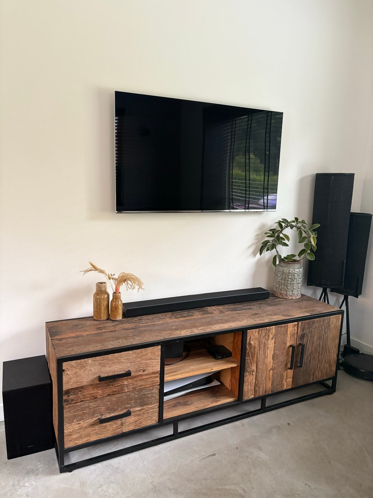 Robuust TV-meubel van gerecycled hout en metaal, Huis en Inrichting, Ophalen, 150 tot 200 cm, Zo goed als nieuw, Minder dan 100 cm
