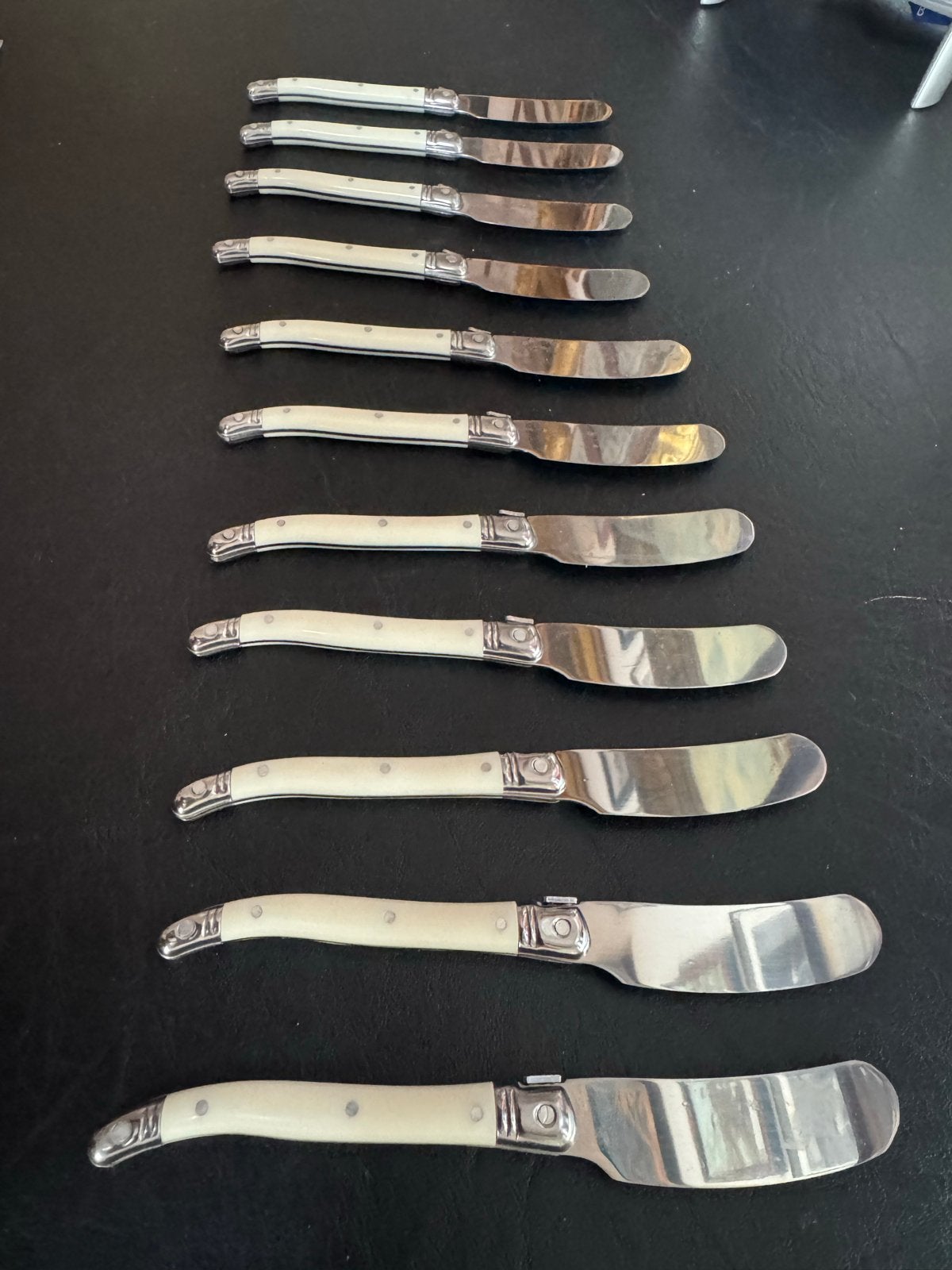 Set van 12 Laguiole botermesjes met ivoorkleurig handvat, Overige materialen, Bestekset, Overige typen, Ophalen of Verzenden
