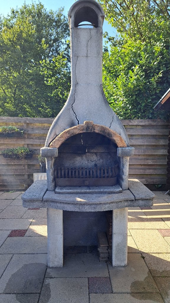 Stenen BBQ / buiten haard met gietijzeren rooster, Ophalen, Gebruikt
