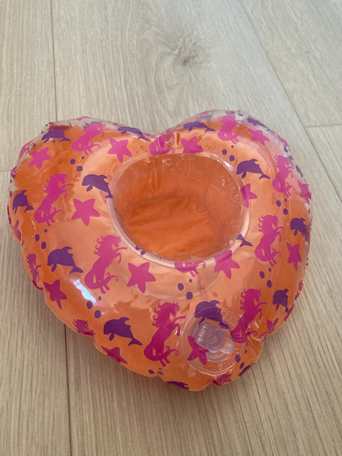 Opblaasbare bekerhouder hart met paarden en dolfijnen print, Ophalen, Zo goed als nieuw