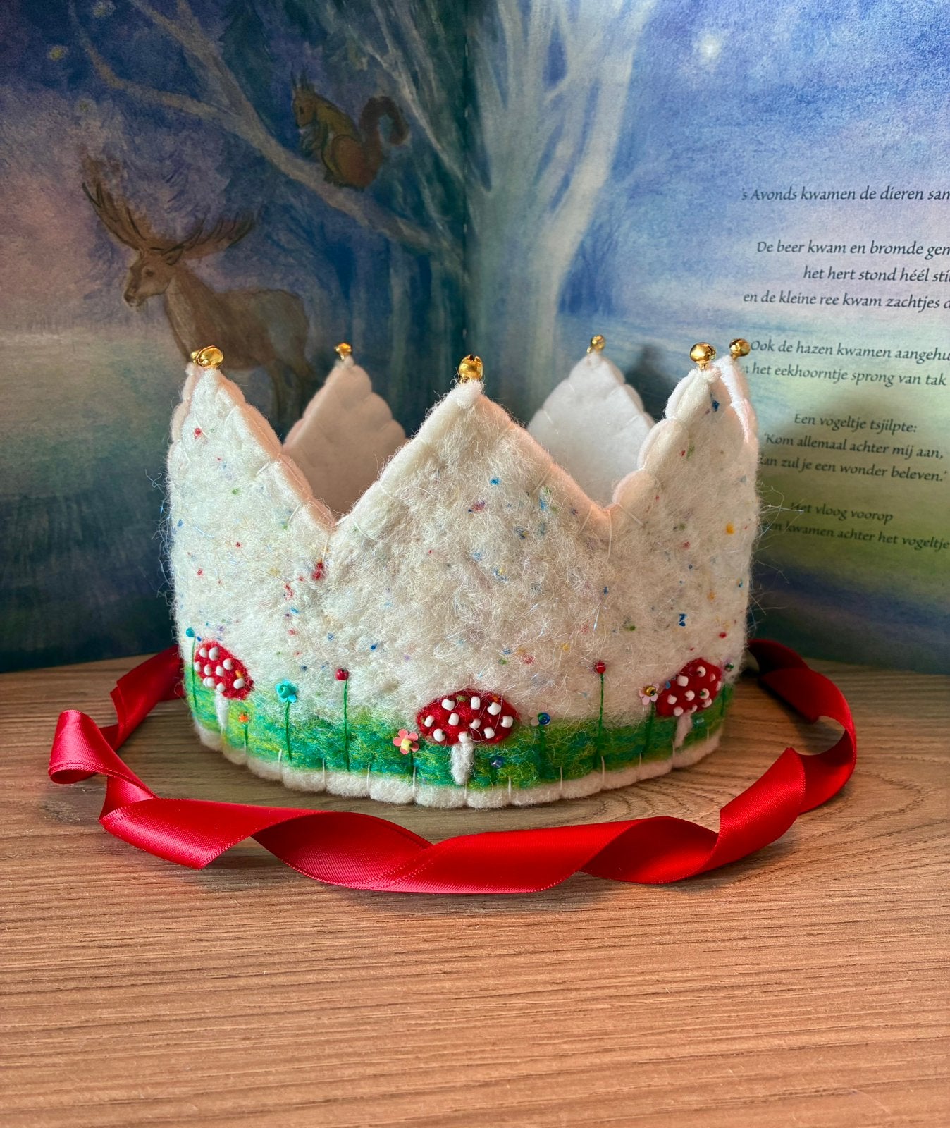 Waldorf vilten verjaardagskroon wol en vilt vrijeschool, Hobby en Vrije tijd, Verzenden, Zo goed als nieuw, Figuurtje(s), Wolvilt
