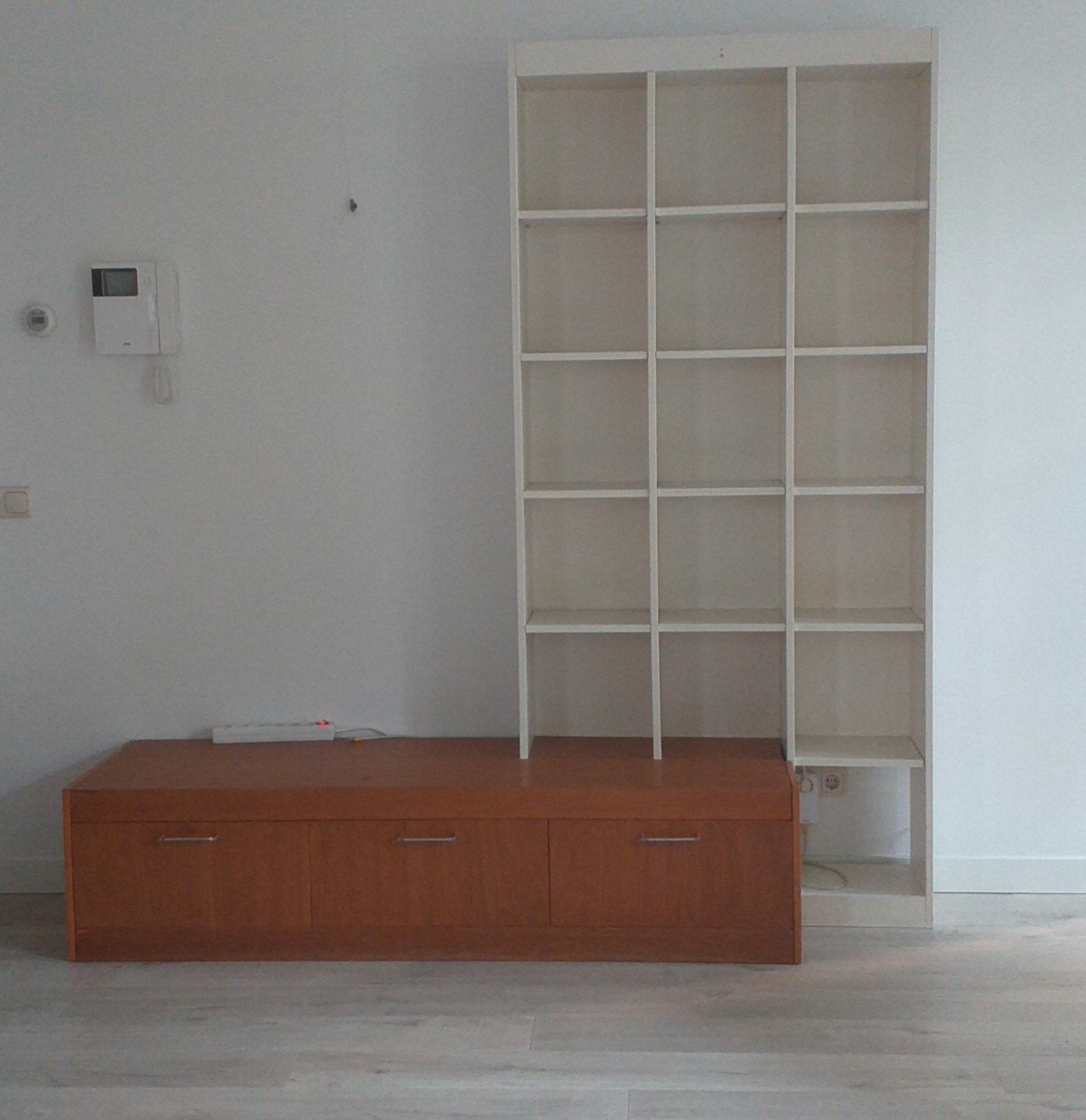GRATIS: Bruine kast met losse witte boekenkast, Gebruikt, 200 cm of meer, Ophalen of Verzenden, 200 cm of meer