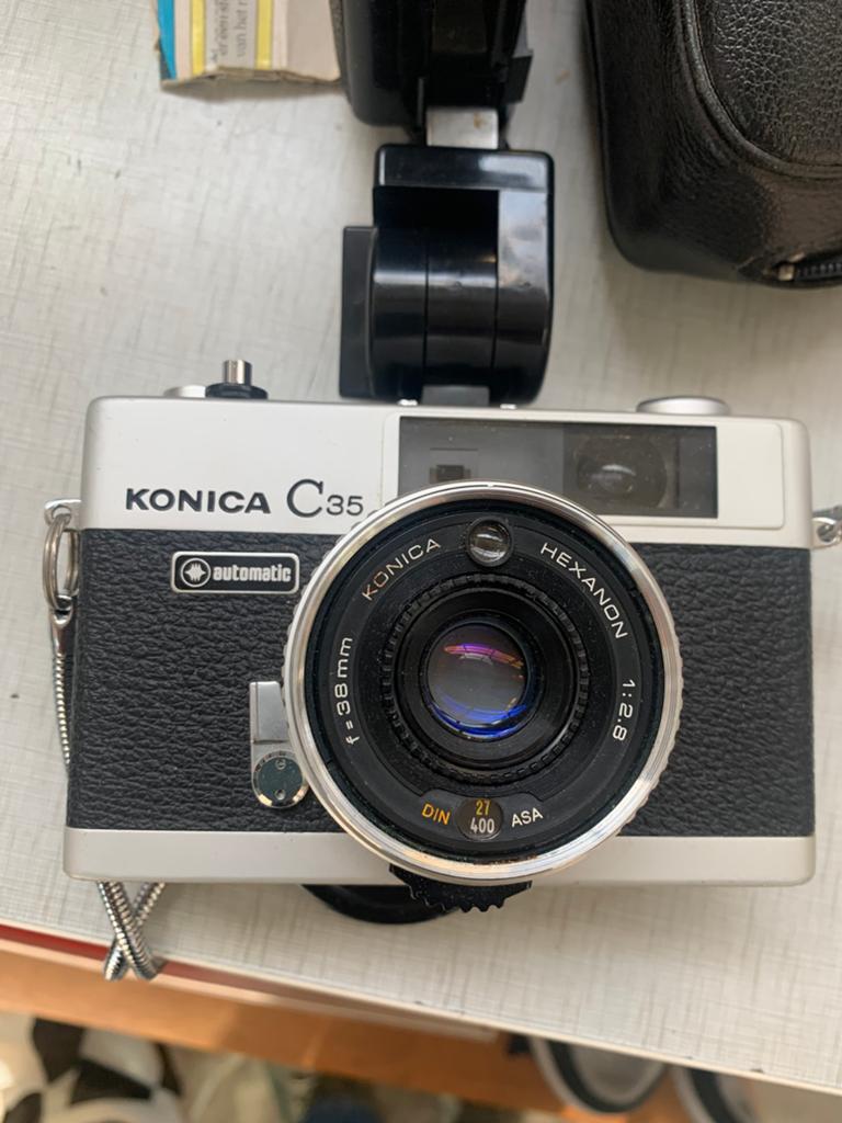 Konica C35 Automatic 35mm meetzoekercamera met toebehoren, Ophalen of Verzenden, Zo goed als nieuw, Compact, Konica