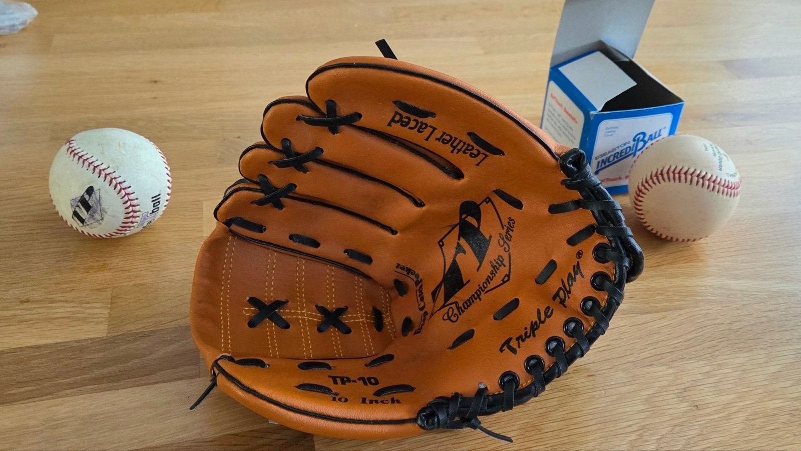 Honkbal handschoen (10 inch) met 2 ballen, Ophalen, Zo goed als nieuw