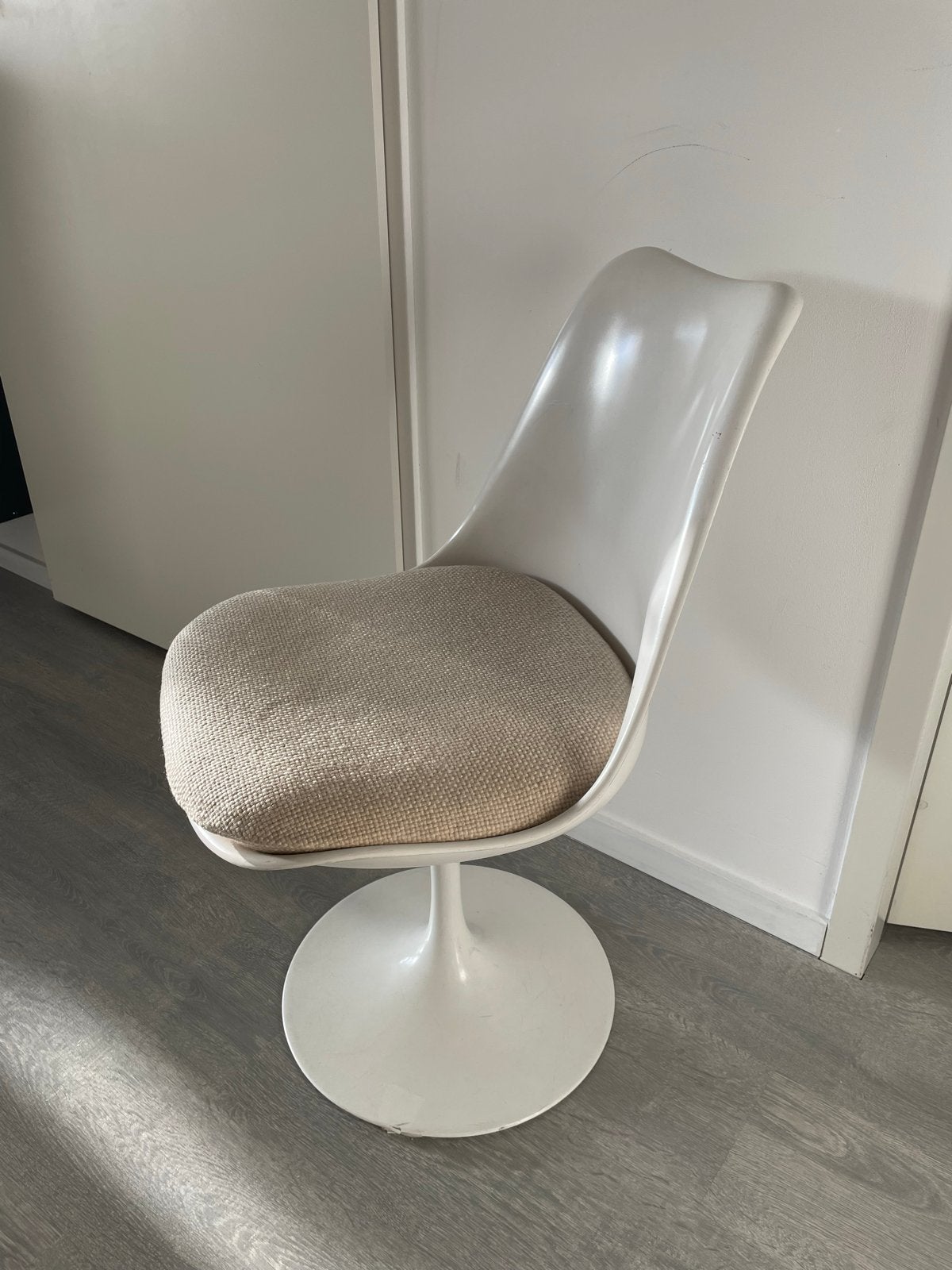 Knoll Tulip Saarinen Stoel - Wit met Beige Kussen, Ophalen, Kunststof, Gebruikt, Wit