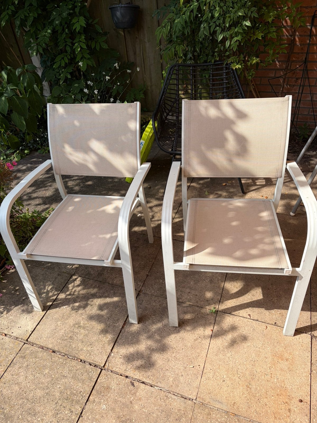 2 witte lichtgewicht stapelbare tuinstoelen met armleuning, Tuin en Terras, Tuinstoelen, Ophalen, Zo goed als nieuw, Aluminium