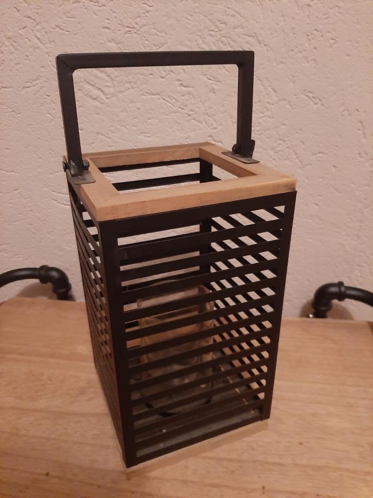 Stijlvol windlicht van metaal en hout, Huis en Inrichting, Woonaccessoires | Kandelaars en Kaarsen, Gebruikt, 25 tot 50 cm, Bruin