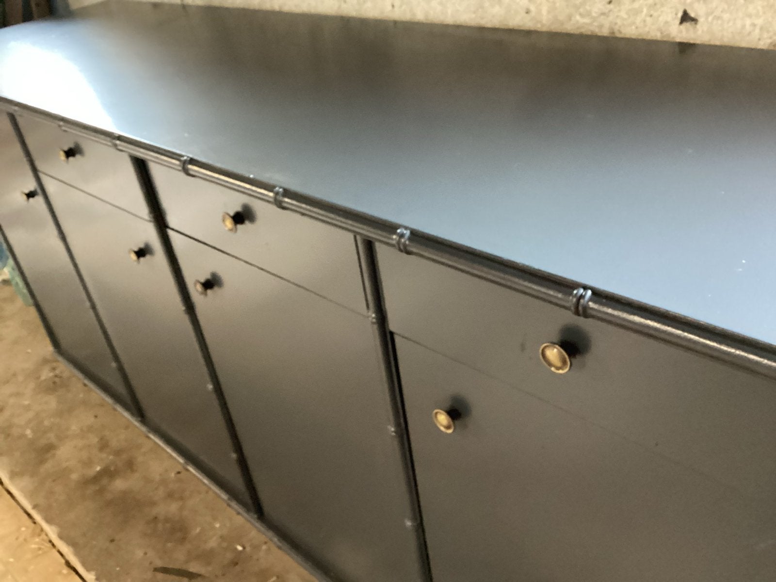 Zwart dressoir met bamboe details en messing knoppen, Ophalen, Gebruikt, 200 cm of meer, Met lade(s)