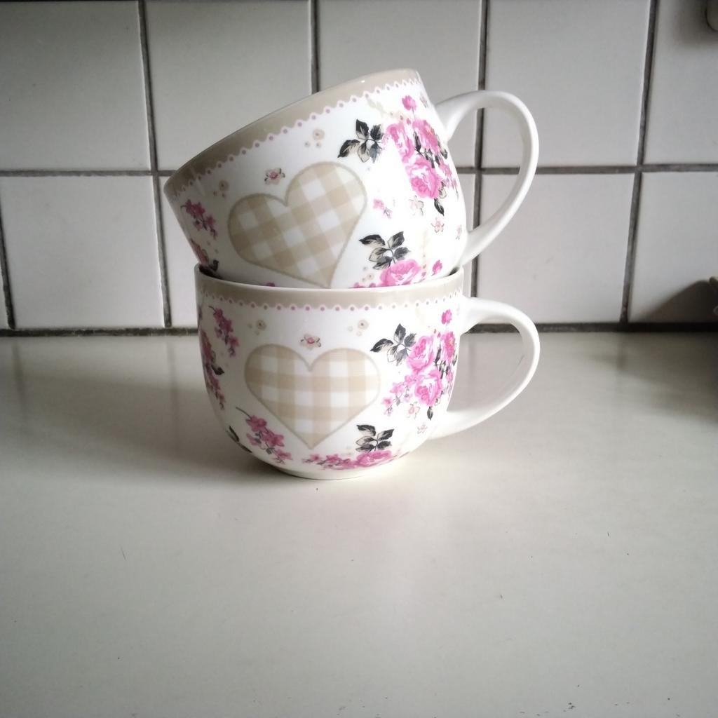 2 grote soepkommen  en tea for one met harten, Ophalen of Verzenden, Aardewerk, Overige stijlen, Kom(men)