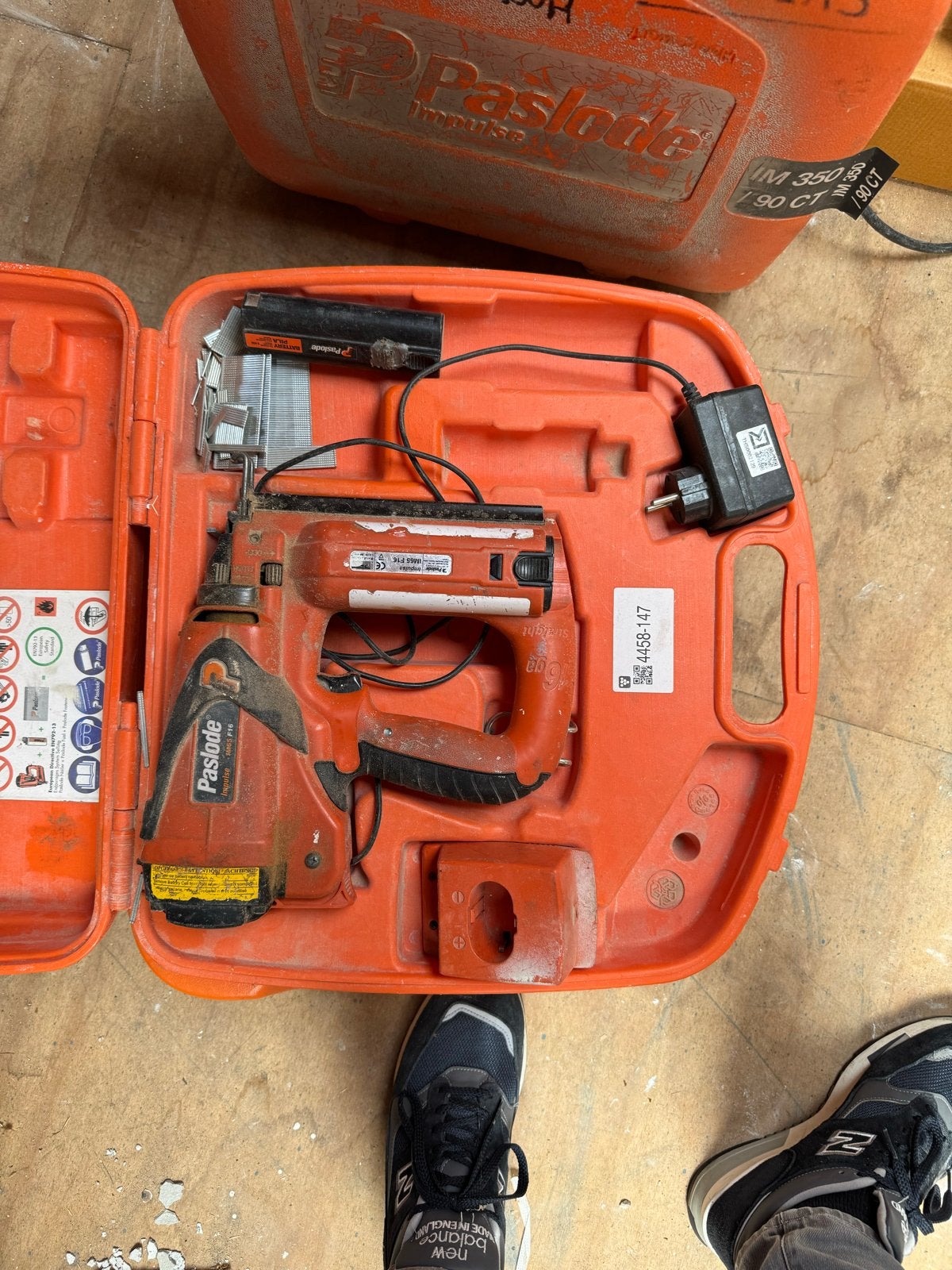 Paslode IM350 Impulse Spijkerpistool met Accu en Lader, Doe-het-zelf en Verbouw, Gereedschap | Handgereedschap, Ophalen of Verzenden