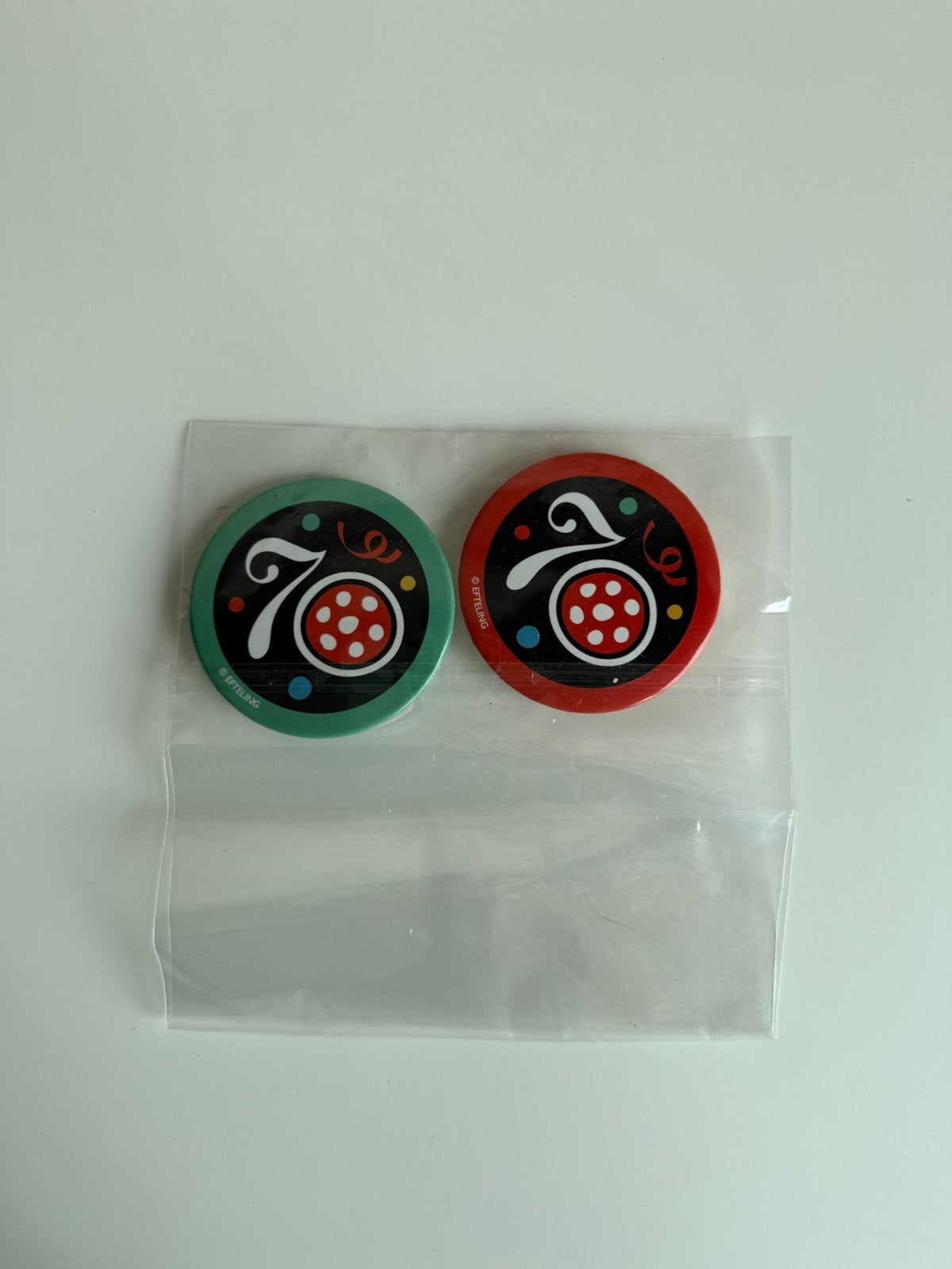 Efteling 70 jaar jubileum buttons – groen & rood – set van 2, Verzamelen, Ophalen of Verzenden, Zo goed als nieuw, Button of Speldje