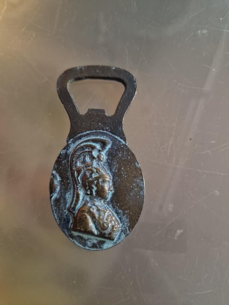 Vintage Flesopener met Reliëf: Romeinse Krijger en Boogschut, Ophalen of Verzenden