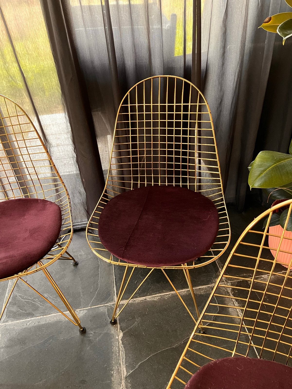 Goudkleurige draadstoelen met paars fluwelen kussens, Ophalen, Overige kleuren, Nieuw, Vitra Eames wirechair, merkloos. Draadstoel