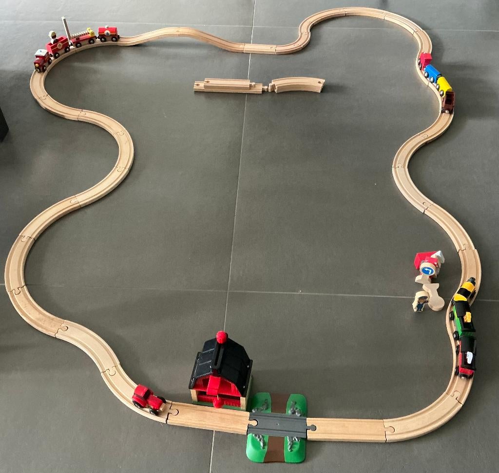 Houten treinbaan met Brio en Janod trein sets., Ophalen of Verzenden, Zo goed als nieuw, Rij- of Hobbelspeelgoed