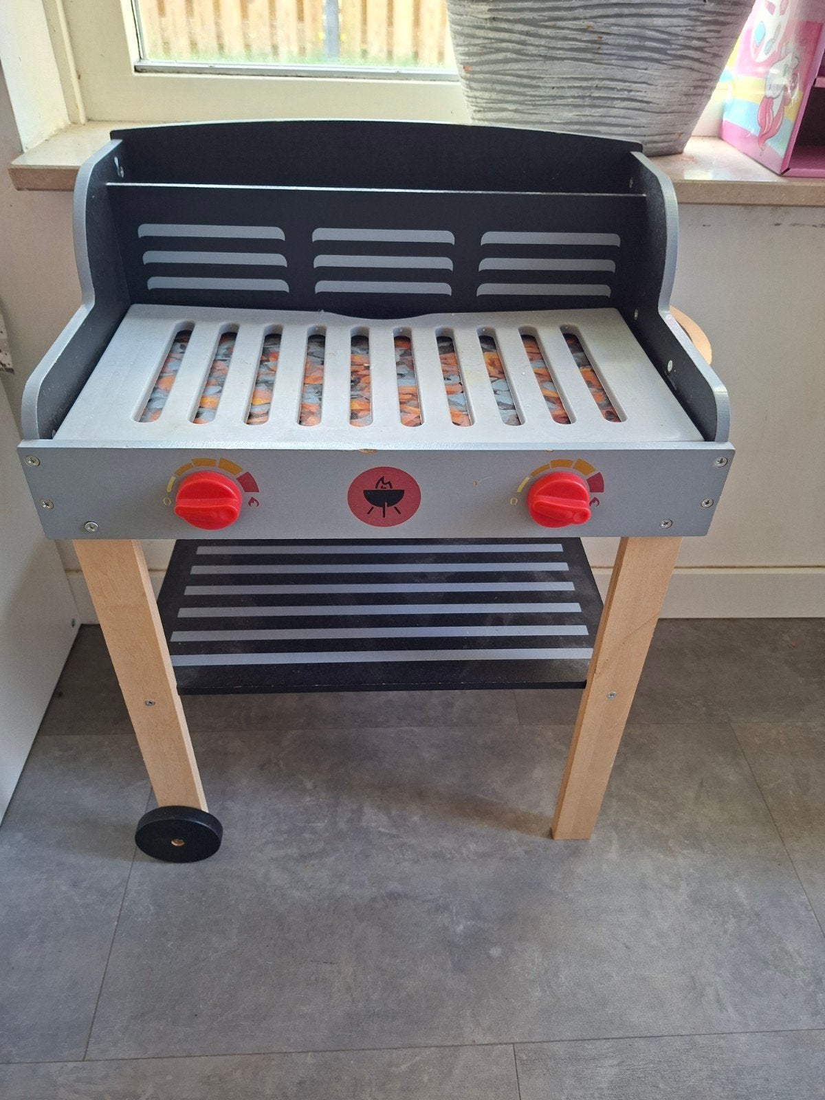 Houten Kinder Speel Barbecue met Wielen, Ophalen, Gebruikt, Jongen of Meisje
