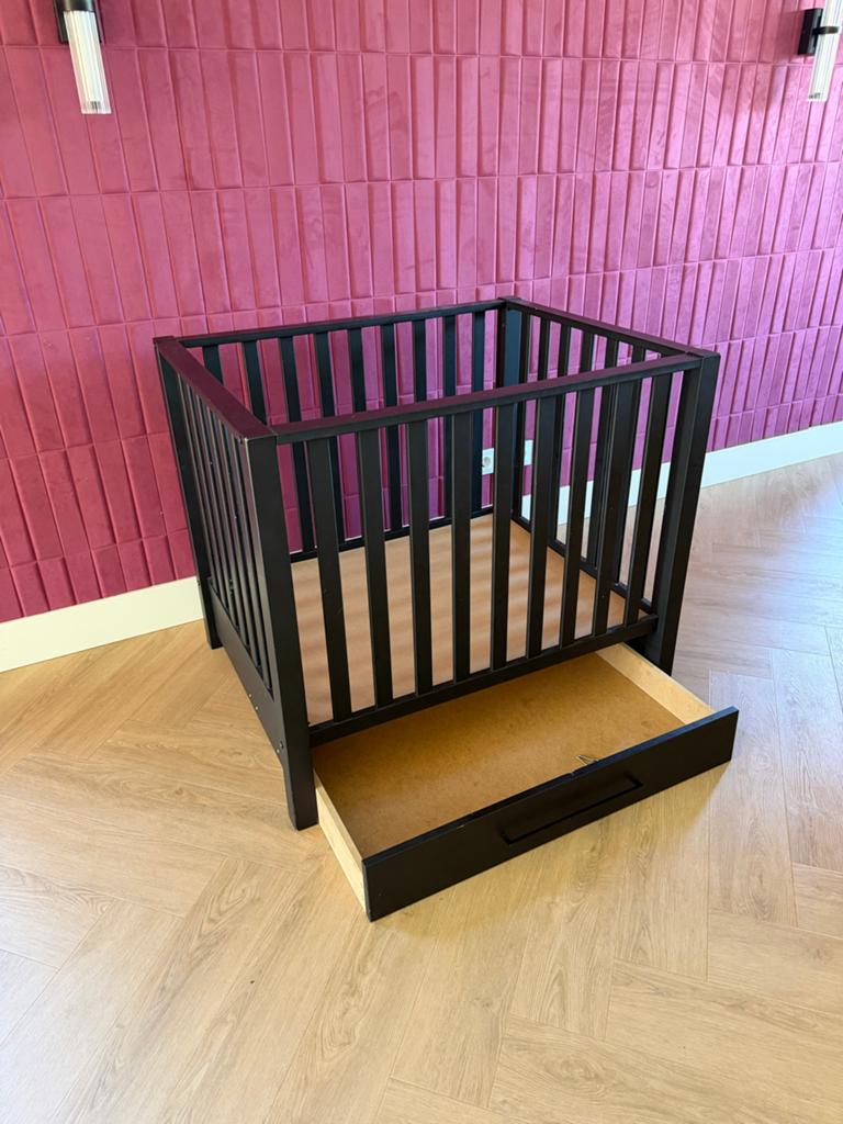 Zwart box met lade -, Kinderen en Baby's, Babywiegjes en Ledikanten, Ophalen of Verzenden, Gebruikt, Ledikant