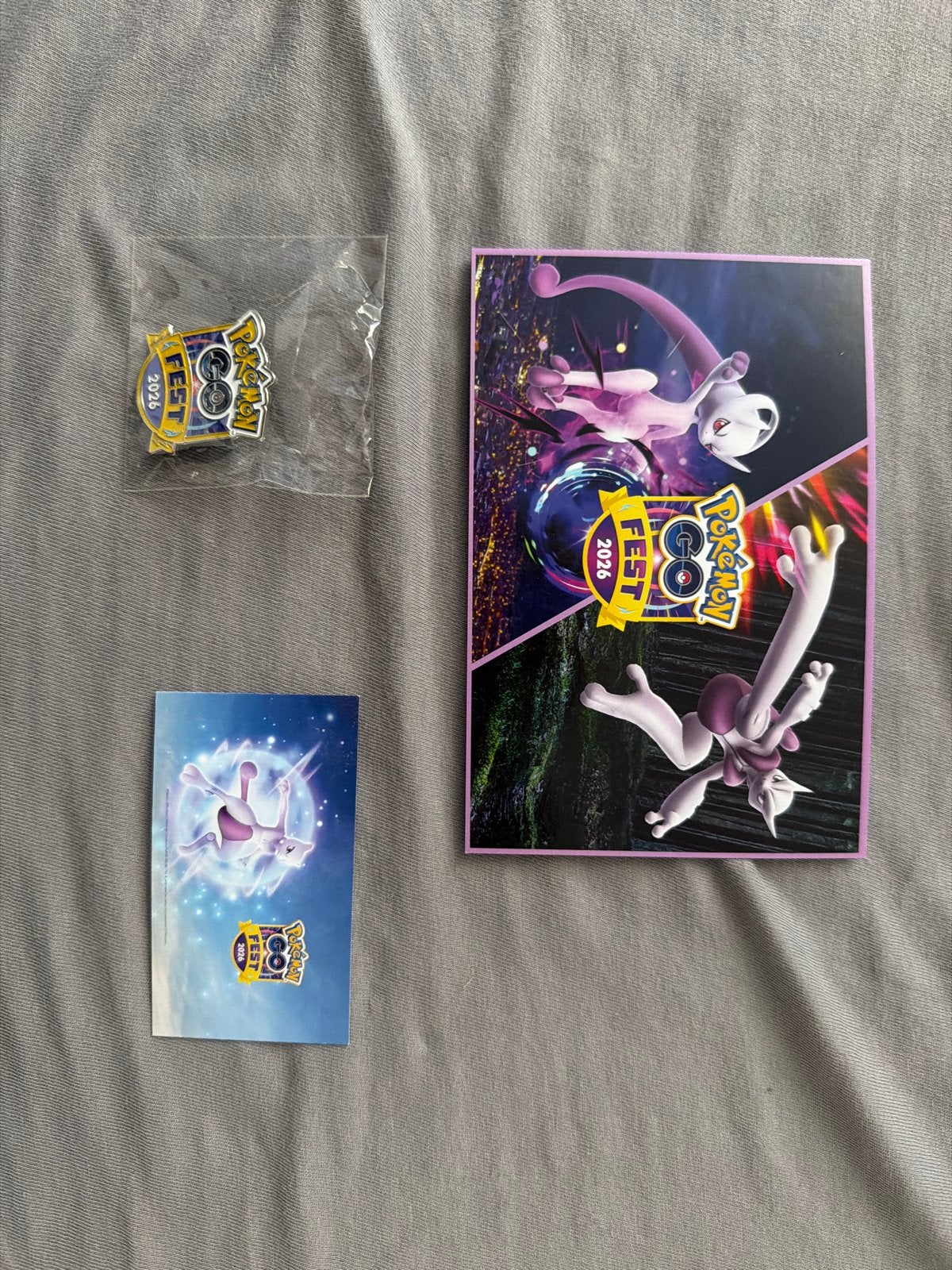 Pokémon GO Fest 2026 Mewtwo Pin en Postcard+Redeem Code., Ophalen of Verzenden, Nieuw, Overige typen