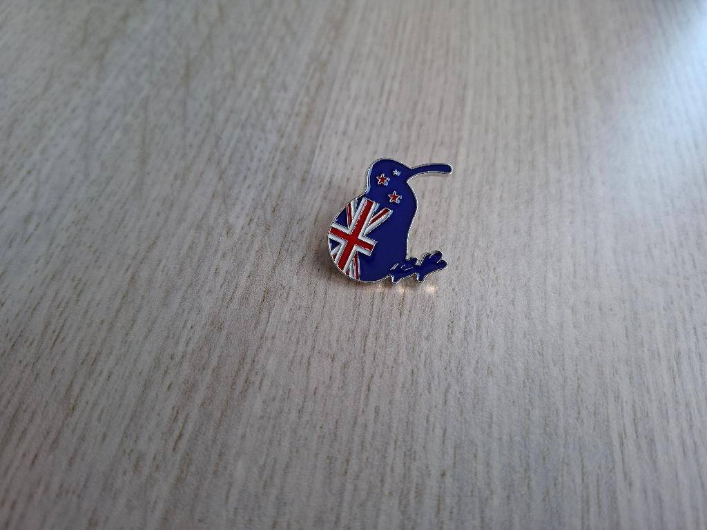 1 mooie pin van een Kiwi vogel te koop, Verzamelen, Ophalen of Verzenden, Nieuw, Dier of Natuur, Speldje of Pin