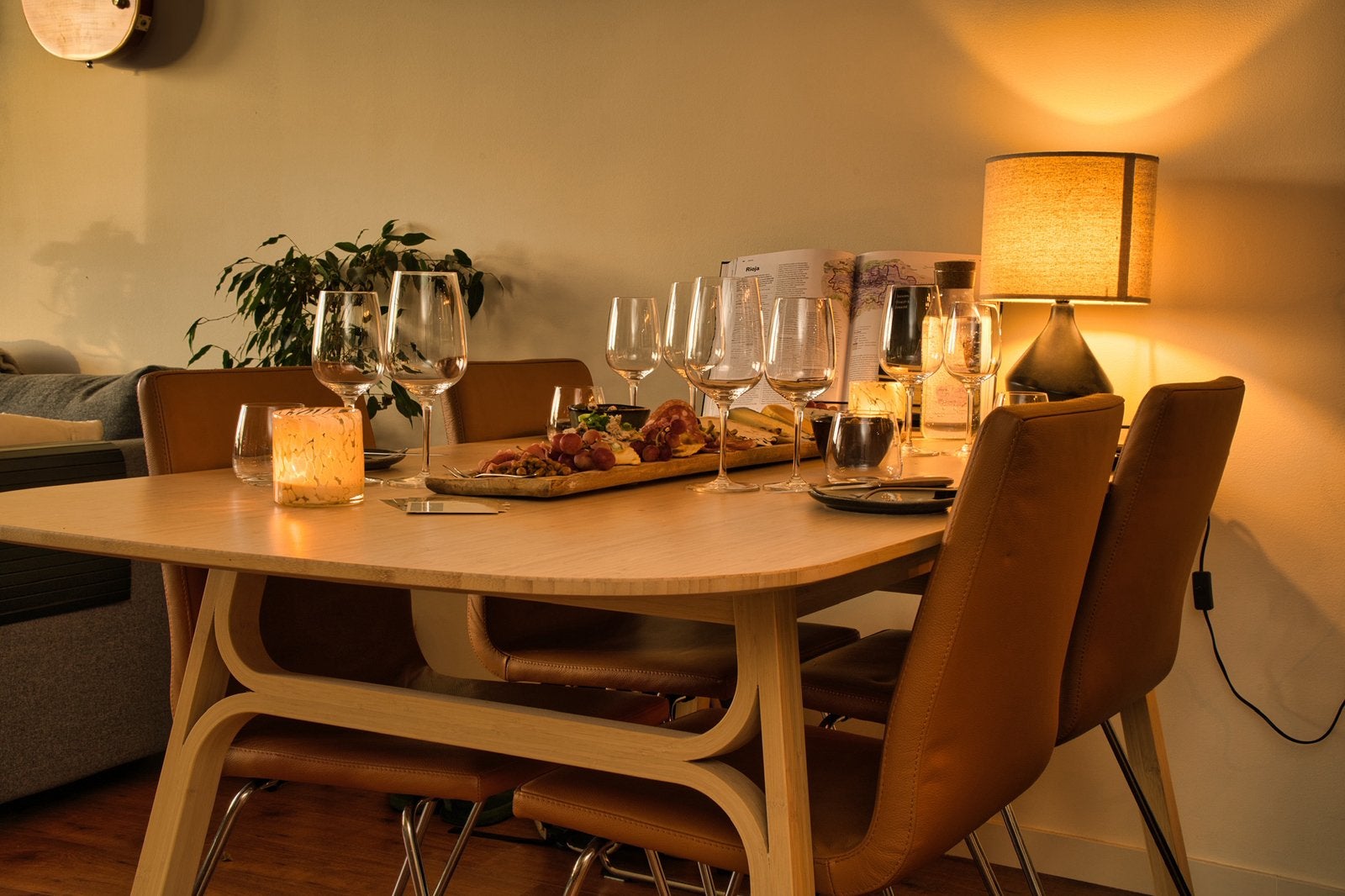 Eettafel plus stoelen, Ophalen, Zo goed als nieuw, 4 tot 6 stoelen