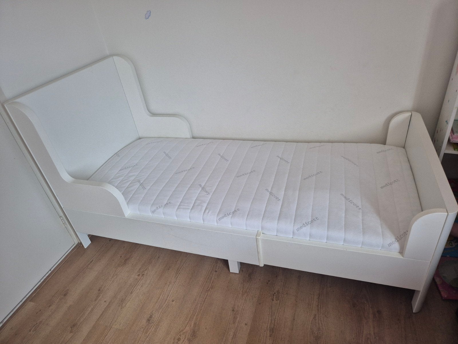 Ikea meegroeibed (wit&roze) inclusief matras, Kinderen en Baby's, Kinderkamer | Bedden, Gebruikt, 70 tot 85 cm, 160 tot 180 cm