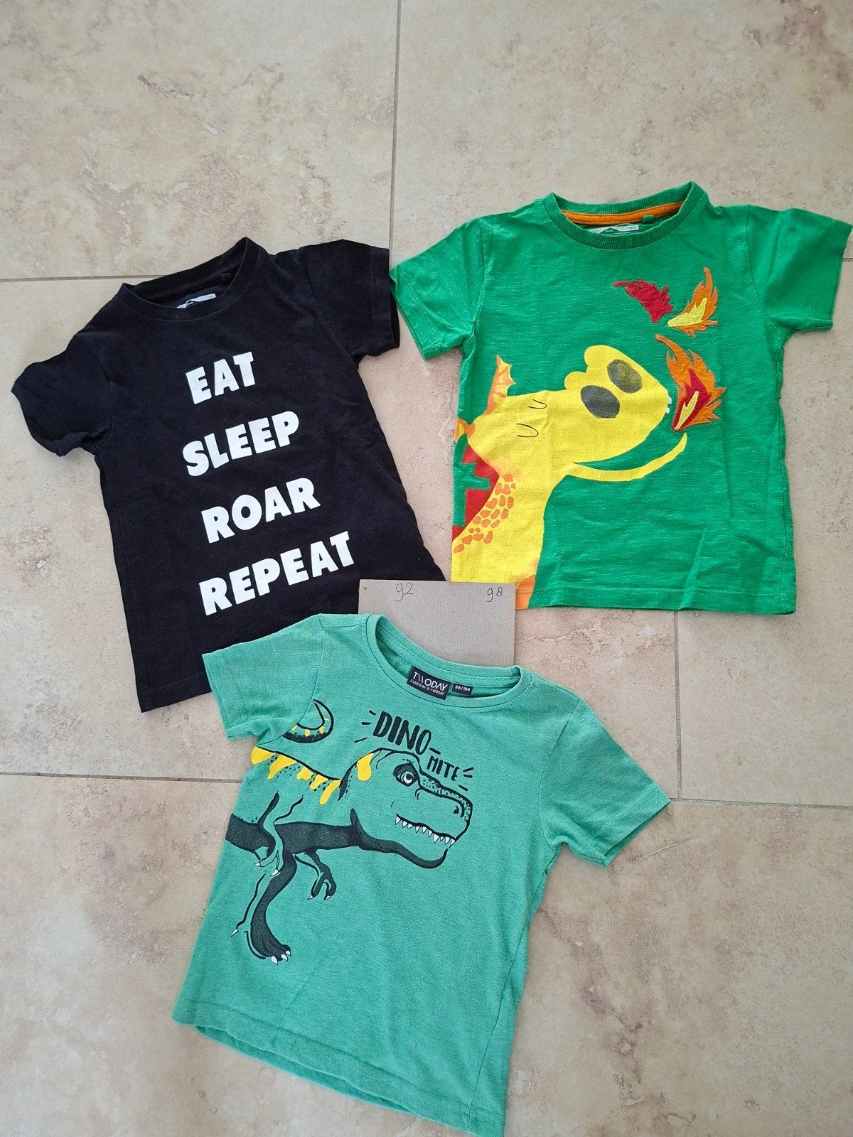 Jongensshirts Dino 92-98 nette staat 3 voor €8.00, Ophalen of Verzenden, Zo goed als nieuw, Jongetje
